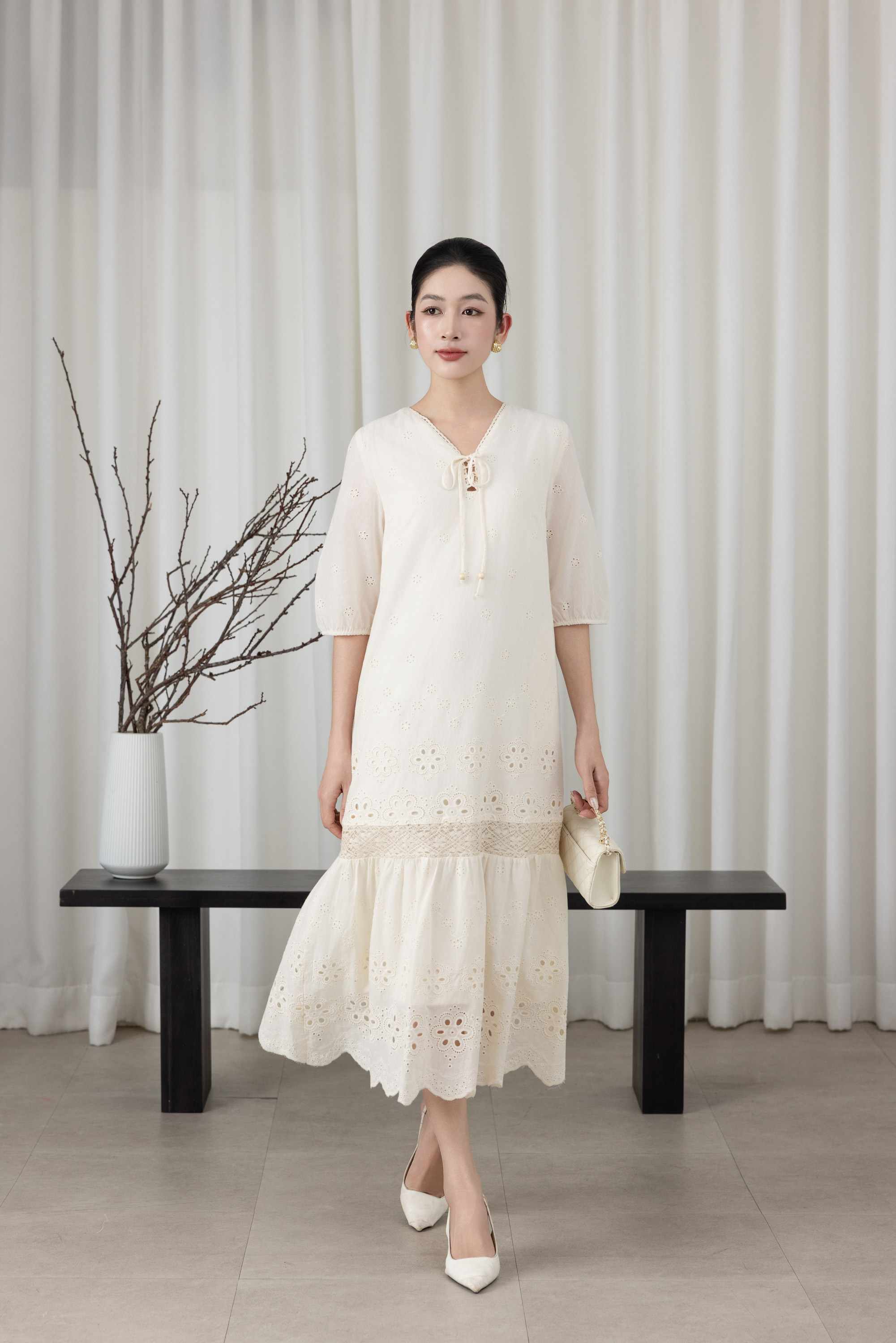 SWANLAKE | Váy Đầm Nữ Maxi Đuôi Cá Ren Vải Cotton Thêu Đục Lỗ Cổ Chữ V Tay Lỡ Dạo Phố D13661LW01