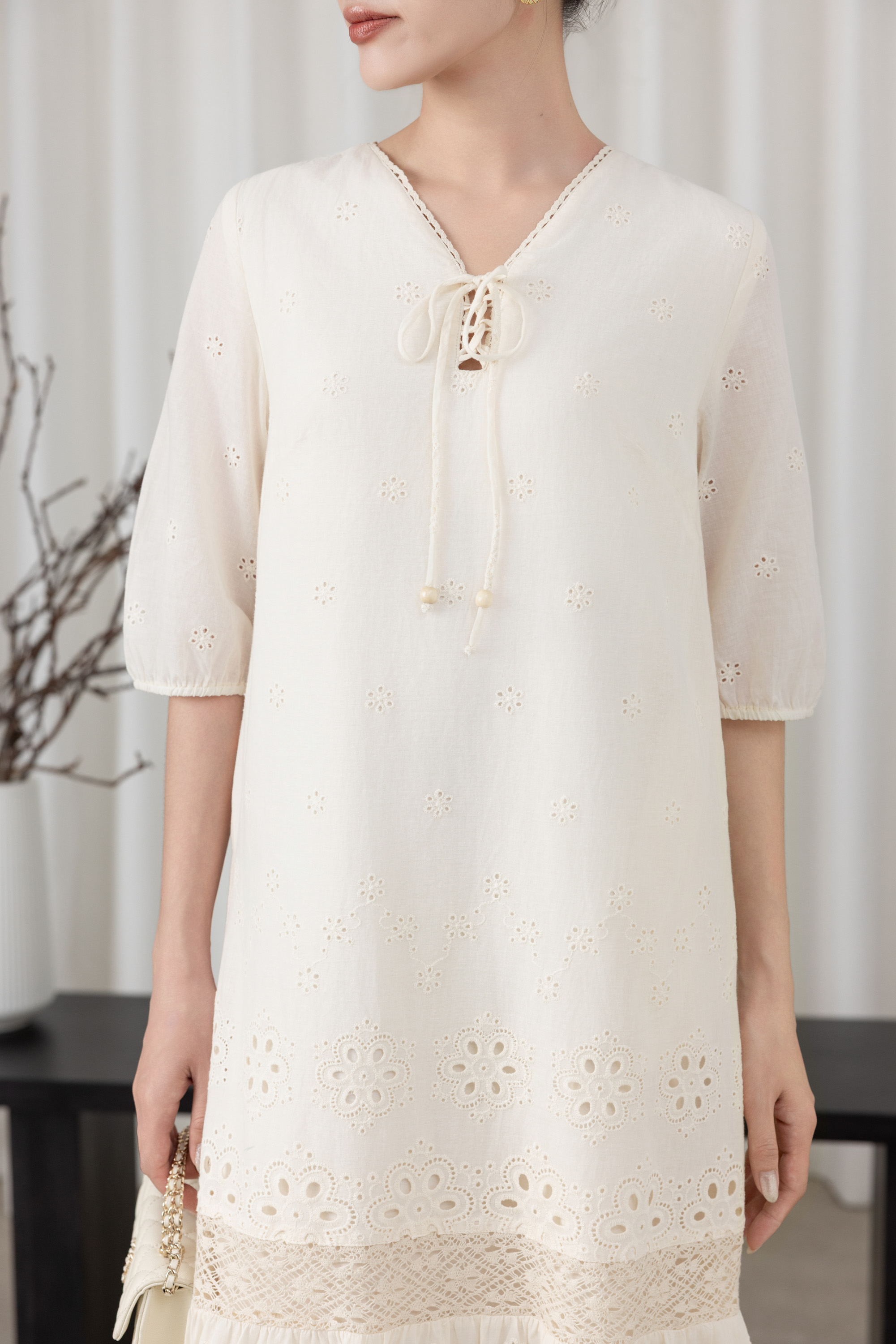 SWANLAKE | Váy Đầm Nữ Maxi Đuôi Cá Ren Vải Cotton Thêu Đục Lỗ Cổ Chữ V Tay Lỡ Dạo Phố D13661LW01