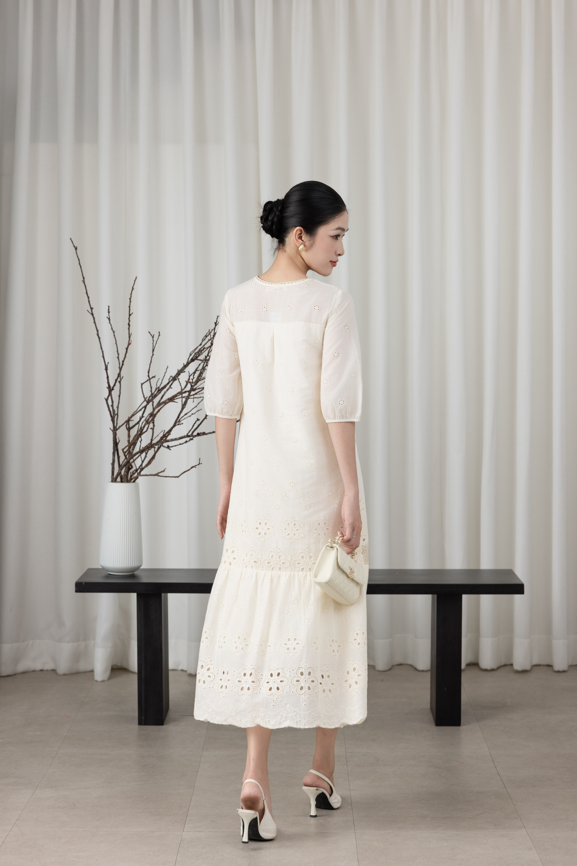 SWANLAKE | Váy Đầm Nữ Maxi Đuôi Cá Ren Vải Cotton Thêu Đục Lỗ Cổ Chữ V Tay Lỡ Dạo Phố D13661LW01