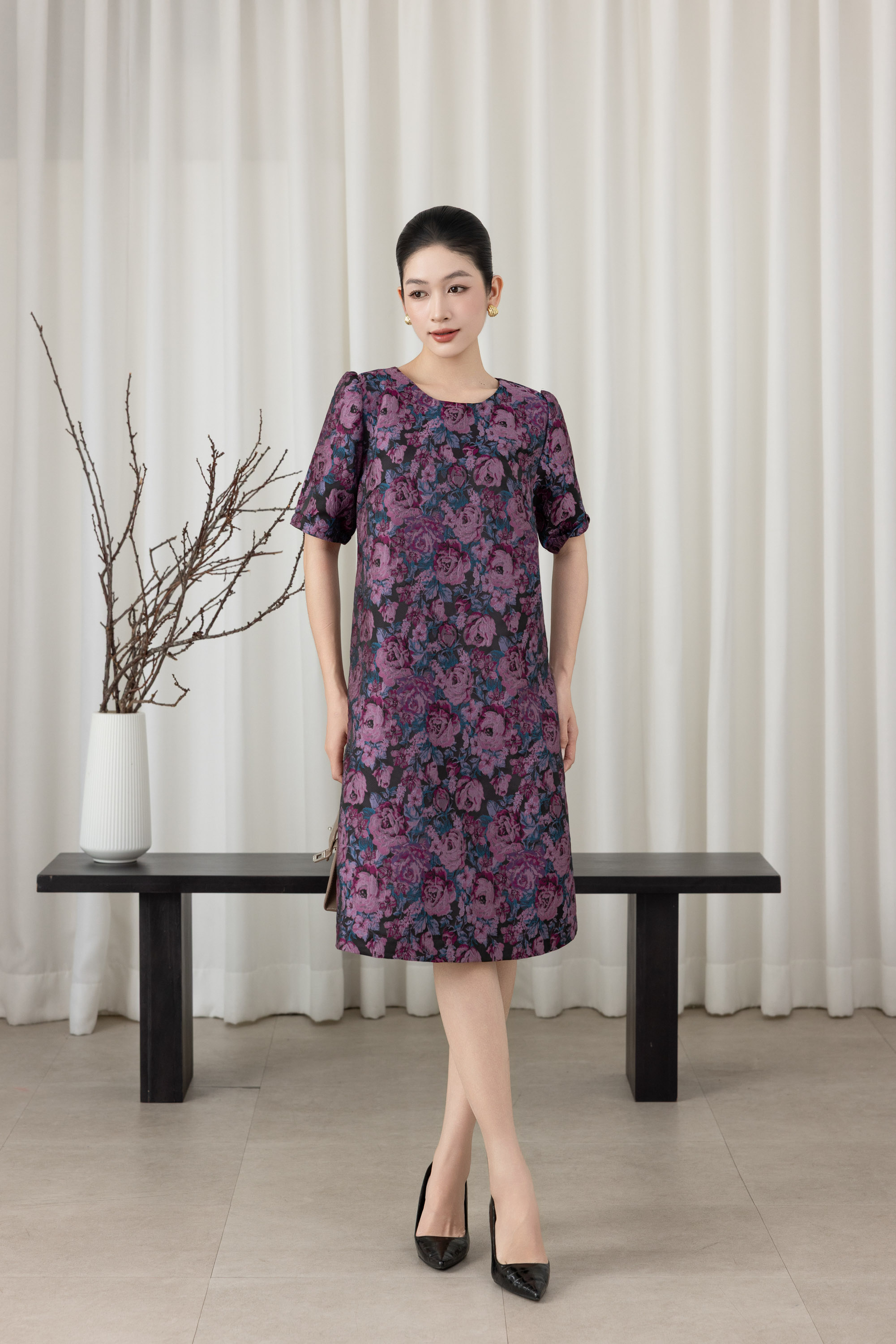 SWANLAKE | Váy Đầm Nữ Midi Cổ Tròn Tay Ngắn Vải Gấm Hoa Có Túi Sang Trọng Đi Tiệc Công Sở D13266LW02