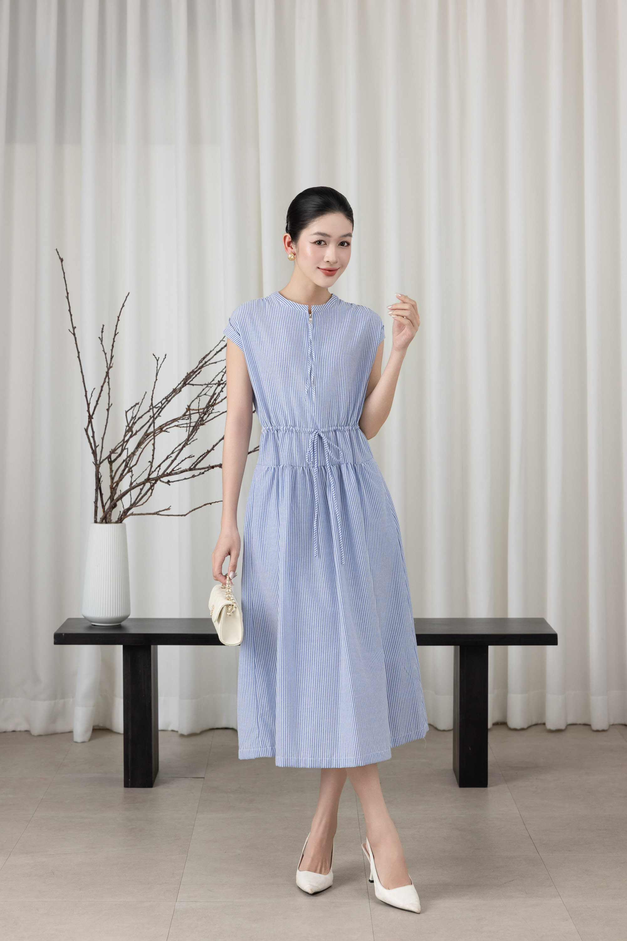 SWANLAKE | Váy Đầm Nữ Suông Vải Cotton Sọc Cổ Trụ Cài Nút Tay Hến Dây Thắt Eo Dạo Phố Hè D13659LW01