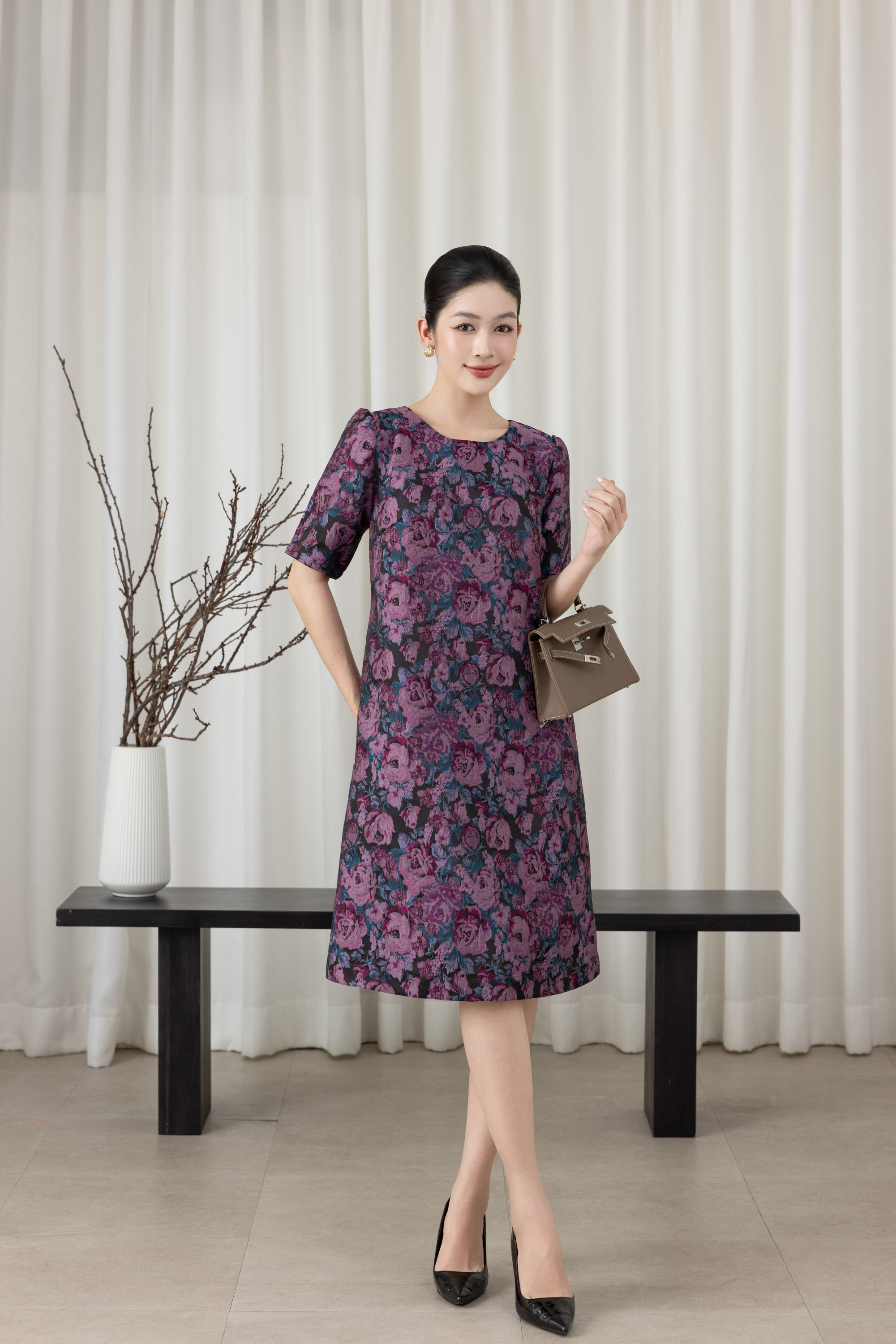 SWANLAKE | Váy Đầm Nữ Midi Cổ Tròn Tay Ngắn Vải Gấm Hoa Có Túi Sang Trọng Đi Tiệc Công Sở D13266LW02