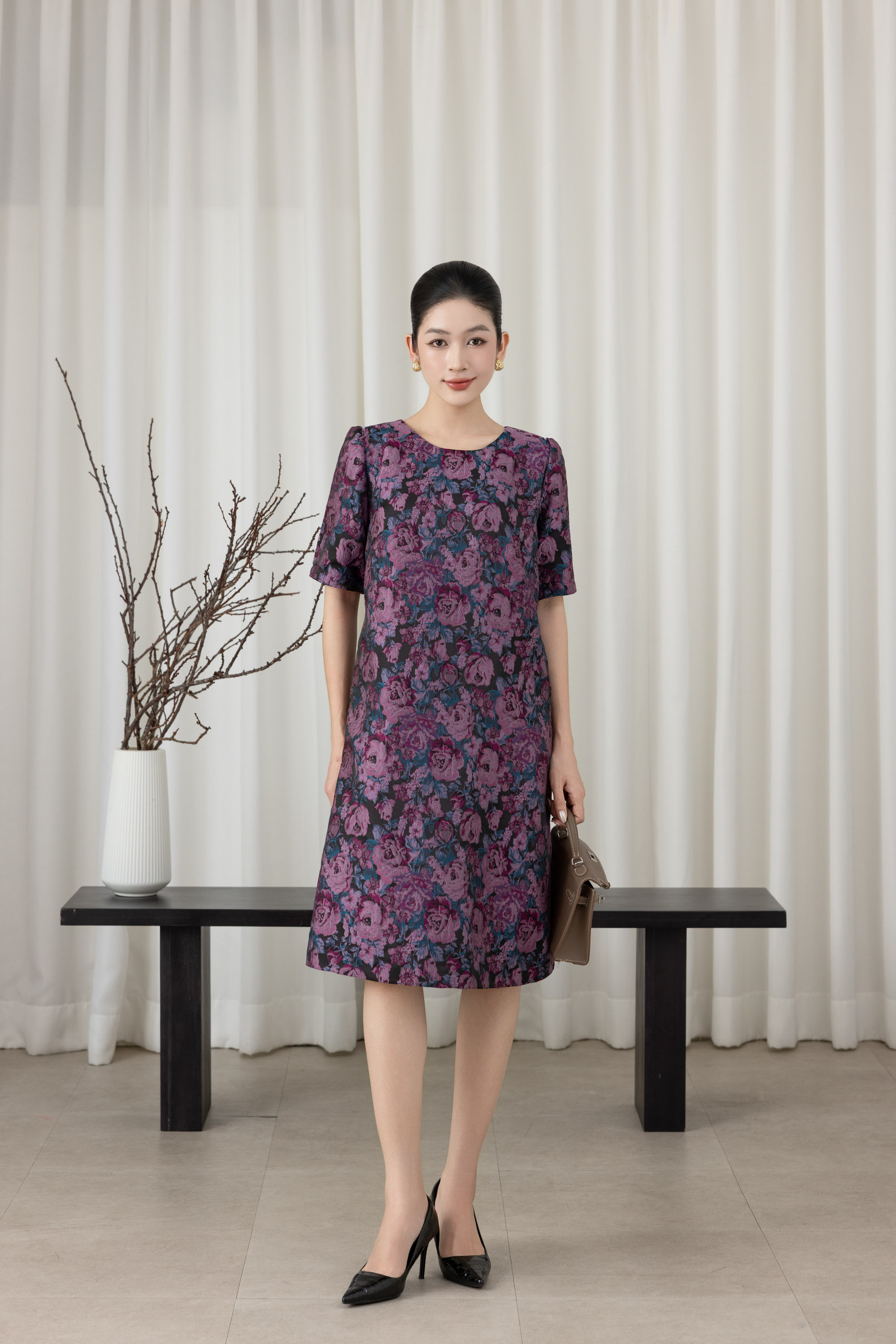 SWANLAKE | Váy Đầm Nữ Midi Cổ Tròn Tay Ngắn Vải Gấm Hoa Có Túi Sang Trọng Đi Tiệc Công Sở D13266LW02
