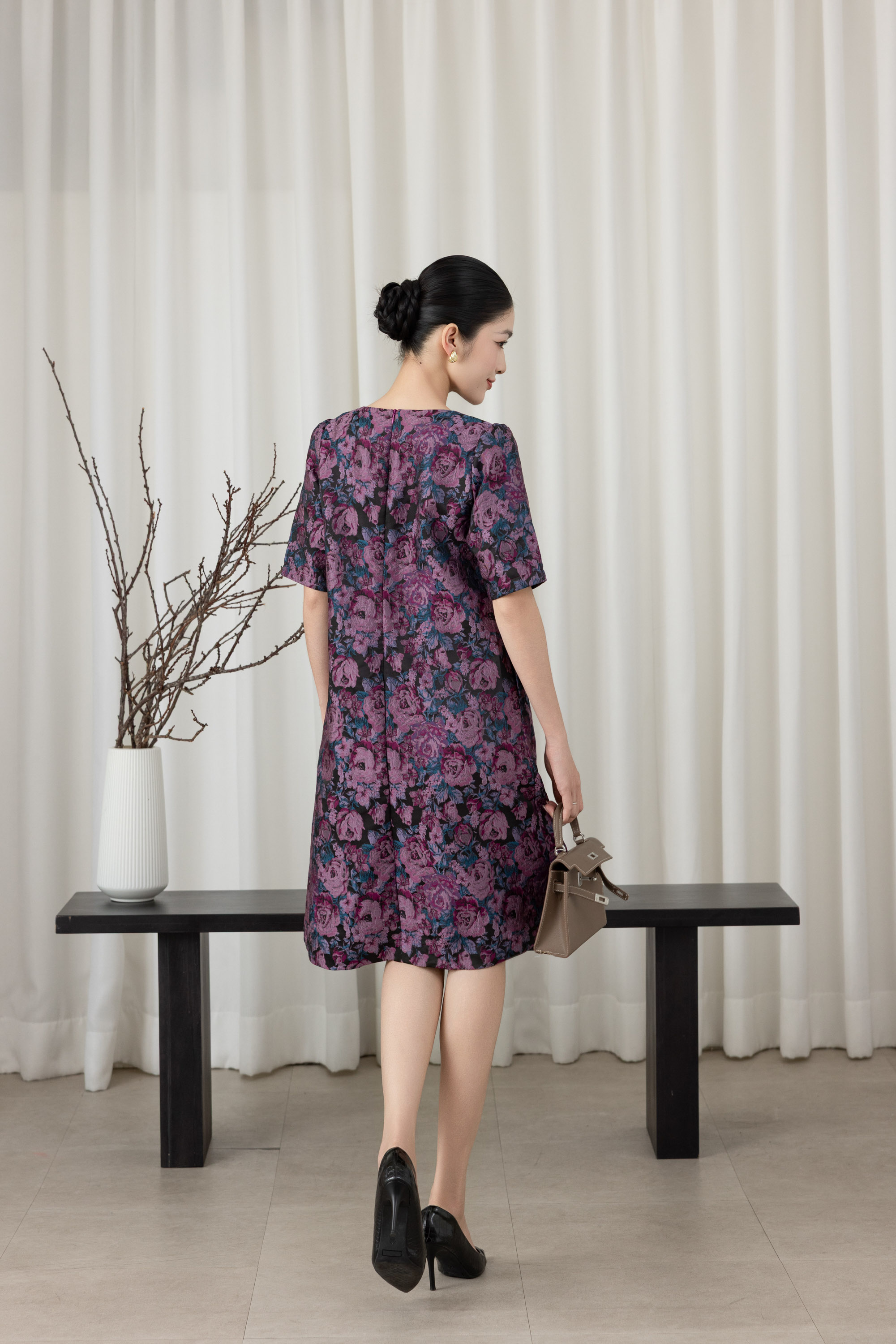 SWANLAKE | Váy Đầm Nữ Midi Cổ Tròn Tay Ngắn Vải Gấm Hoa Có Túi Sang Trọng Đi Tiệc Công Sở D13266LW02