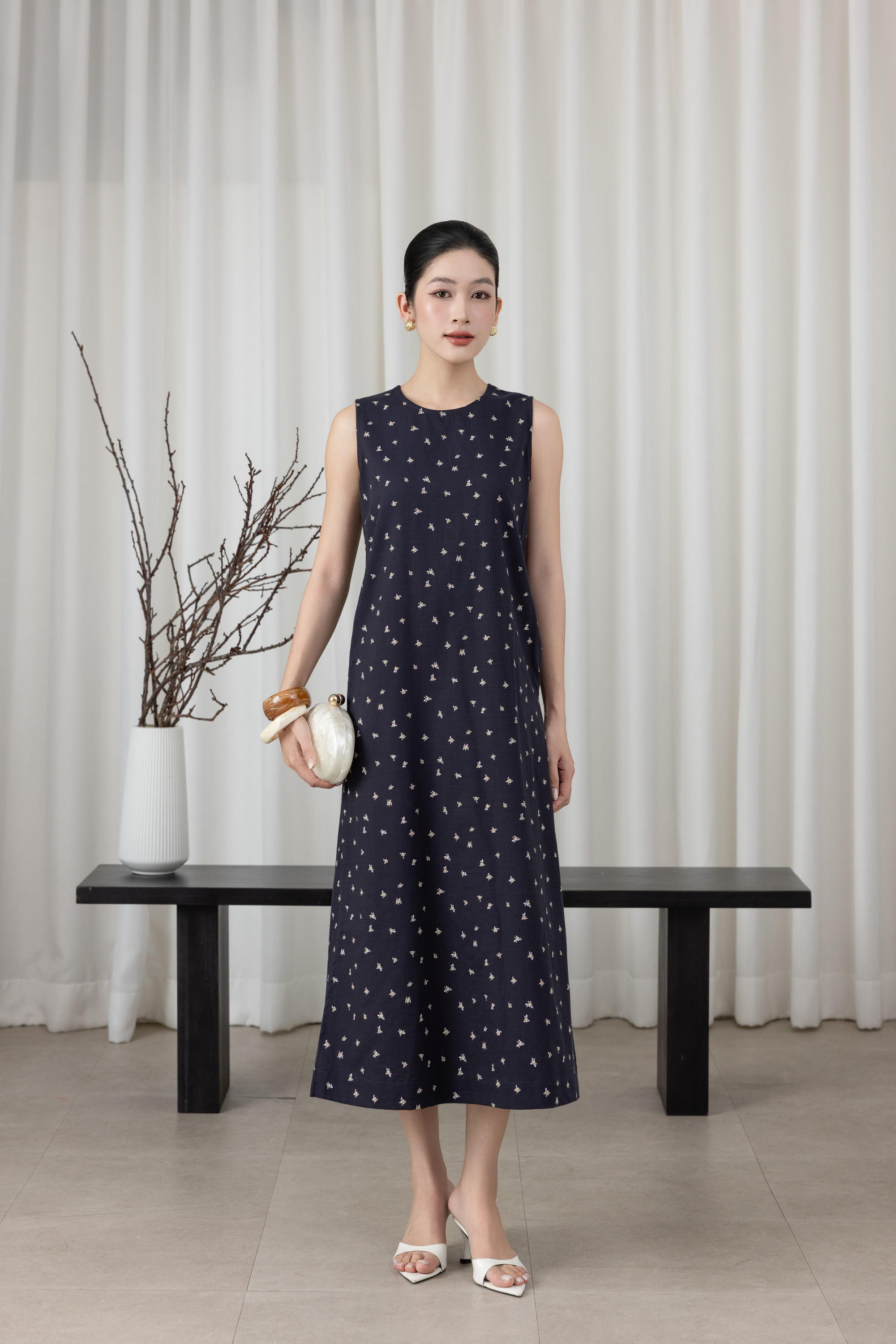 SWANLAKE | Váy Đầm Nữ Maxi Suông Sát Nách Xẻ Tà Linen Bông In Hoa Hè Cổ Tròn Có Túi Du Lịch D12380LW05