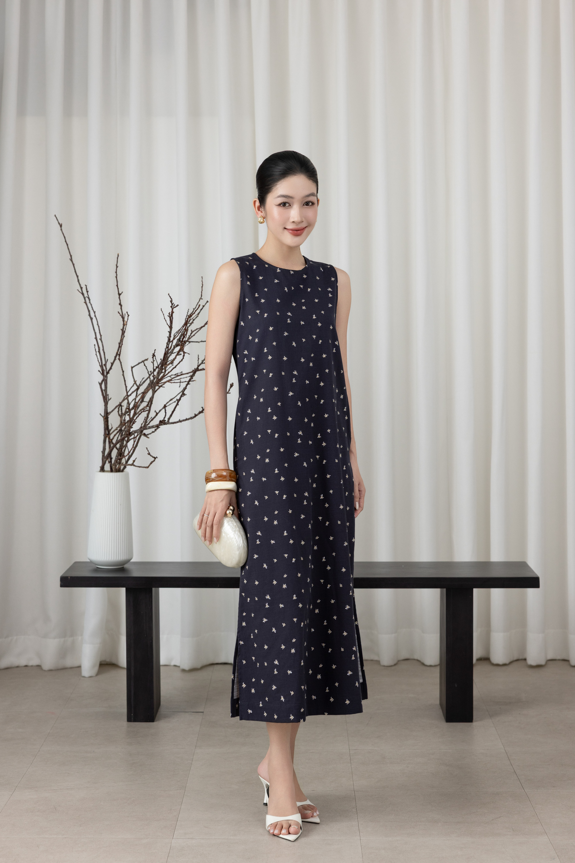 SWANLAKE | Váy Đầm Nữ Maxi Suông Sát Nách Xẻ Tà Linen Bông In Hoa Hè Cổ Tròn Có Túi Du Lịch D12380LW05
