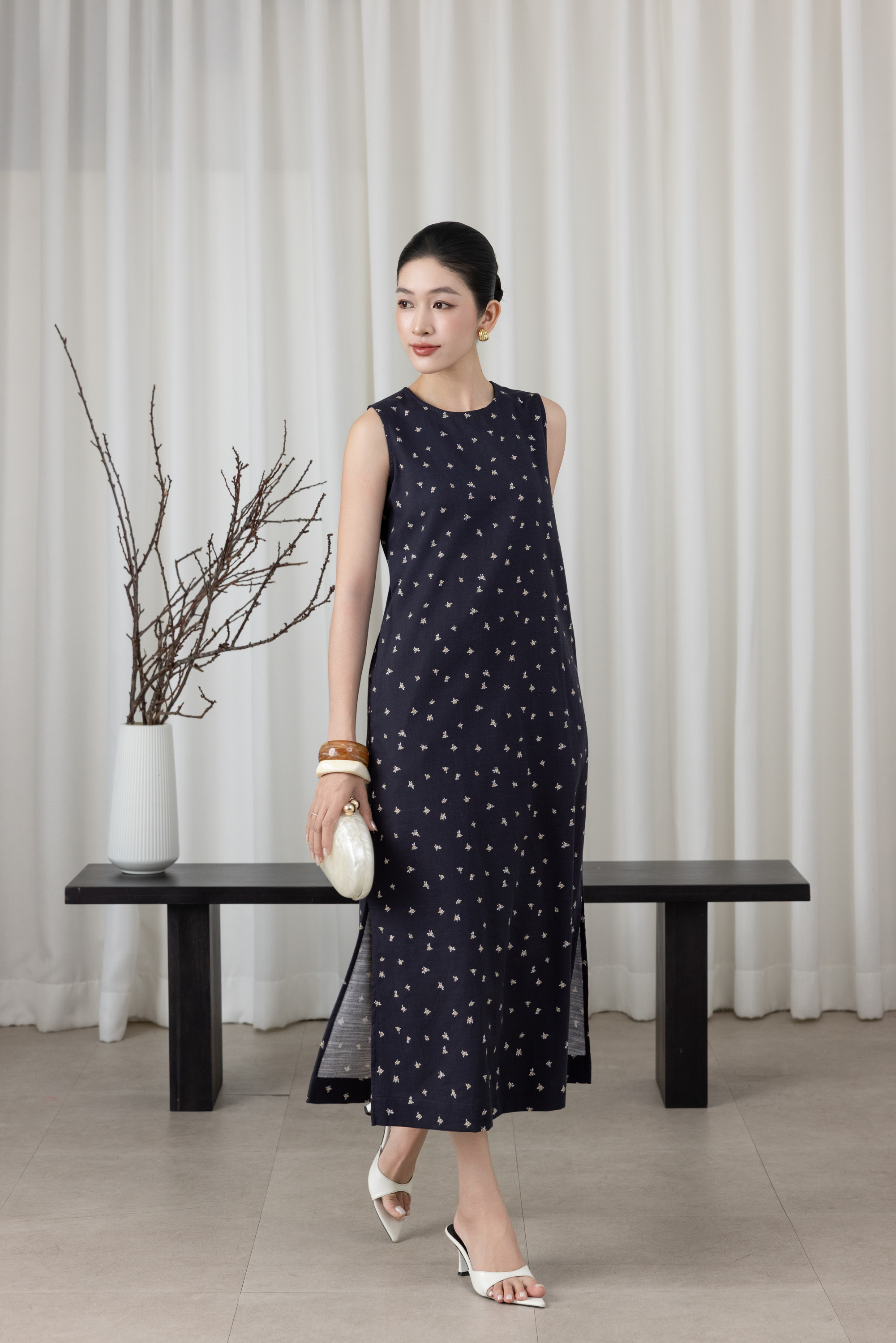 SWANLAKE | Váy Đầm Nữ Maxi Suông Sát Nách Xẻ Tà Linen Bông In Hoa Hè Cổ Tròn Có Túi Du Lịch D12380LW05