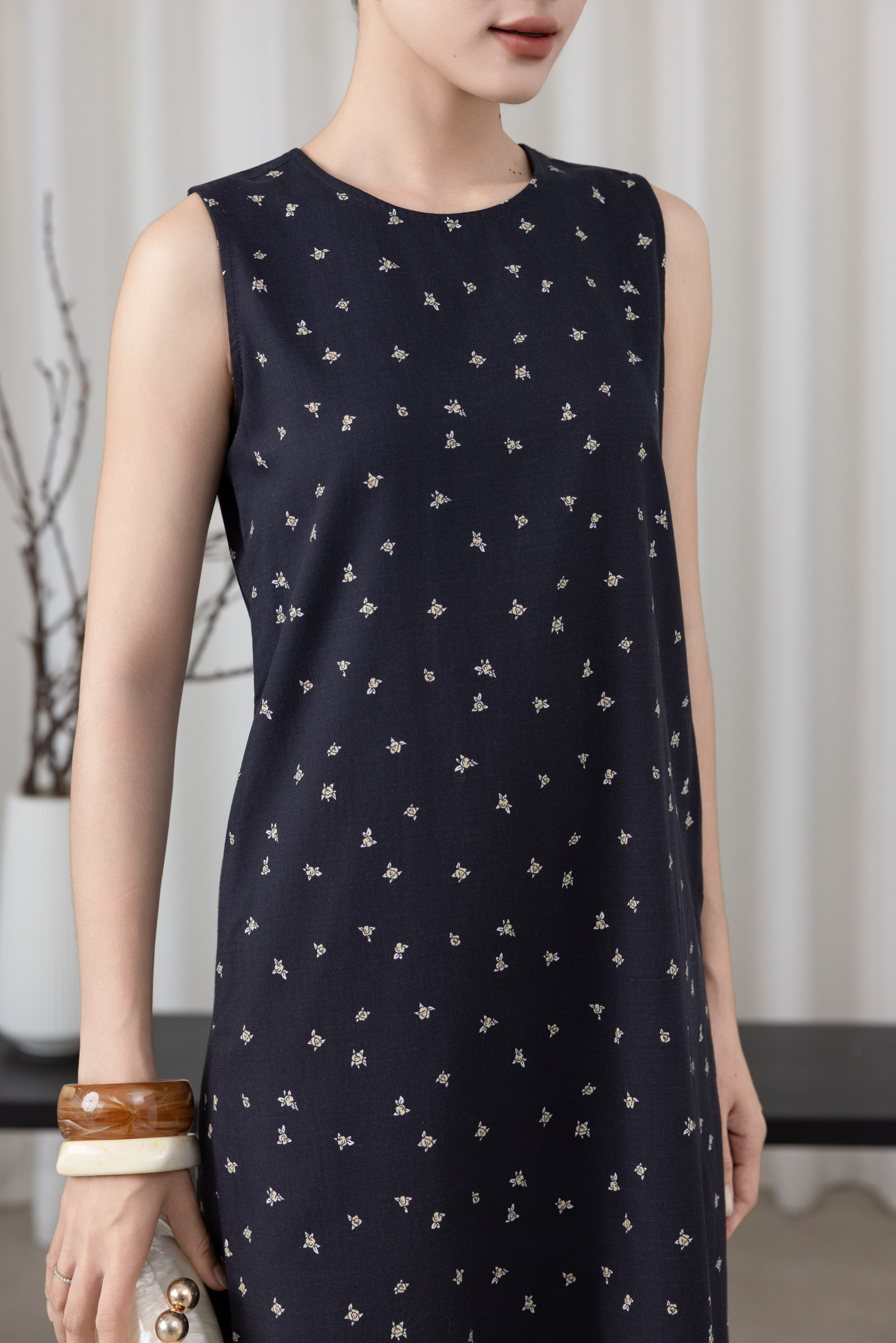 SWANLAKE | Váy Đầm Nữ Maxi Suông Sát Nách Xẻ Tà Linen Bông In Hoa Hè Cổ Tròn Có Túi Du Lịch D12380LW05