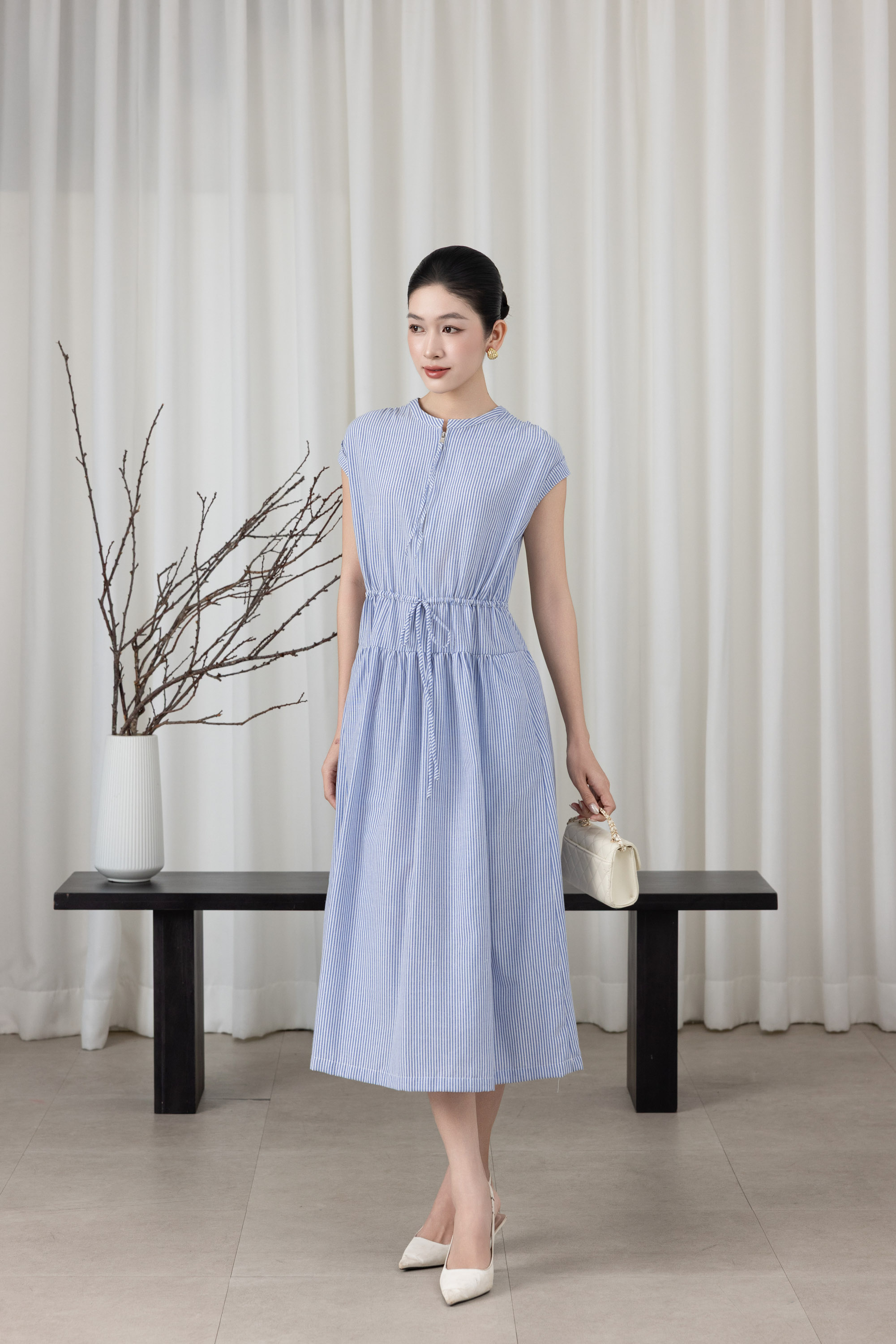SWANLAKE | Váy Đầm Nữ Suông Vải Cotton Sọc Cổ Trụ Cài Nút Tay Hến Dây Thắt Eo Dạo Phố Hè D13659LW01
