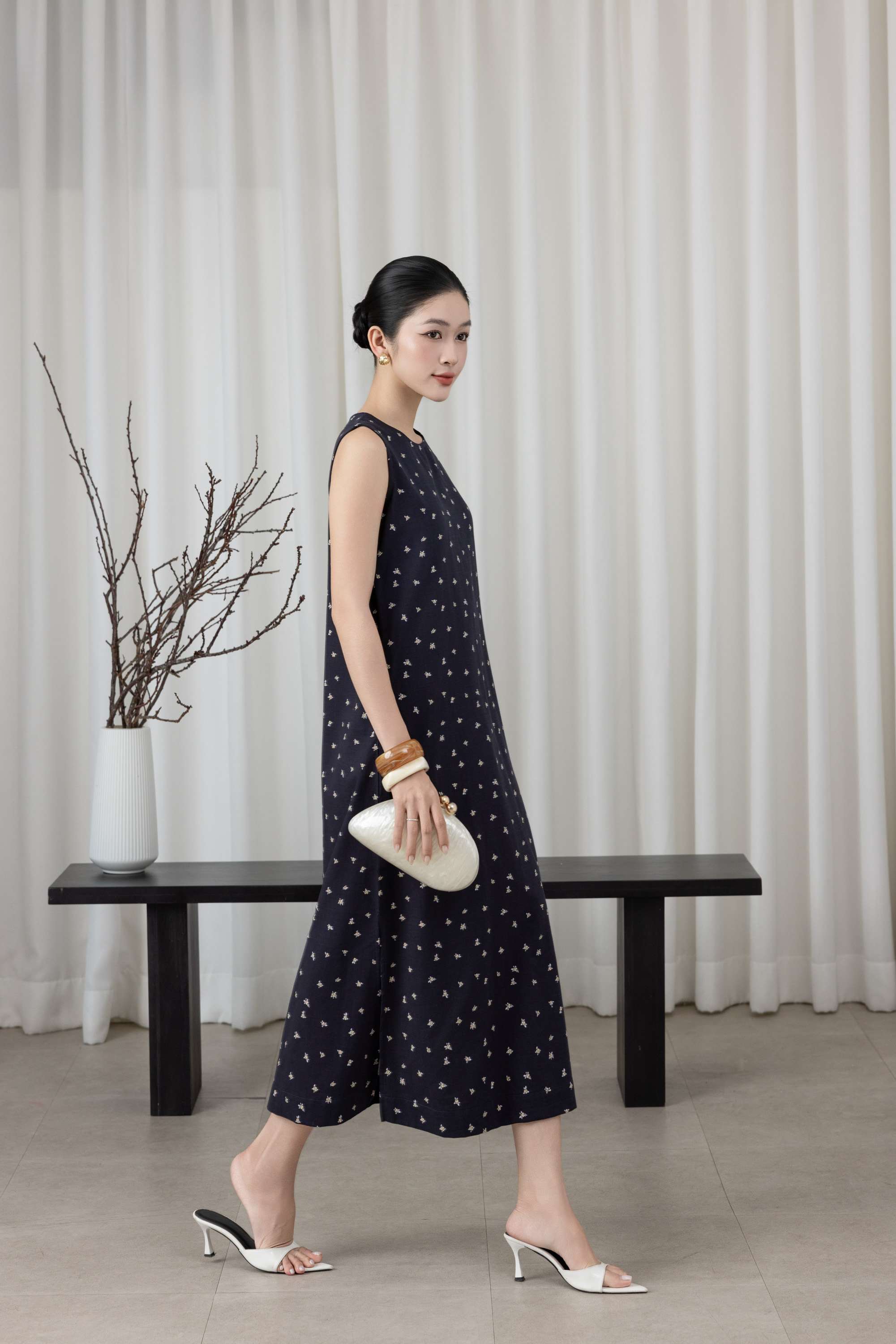 SWANLAKE | Váy Đầm Nữ Maxi Suông Sát Nách Xẻ Tà Linen Bông In Hoa Hè Cổ Tròn Có Túi Du Lịch D12380LW05