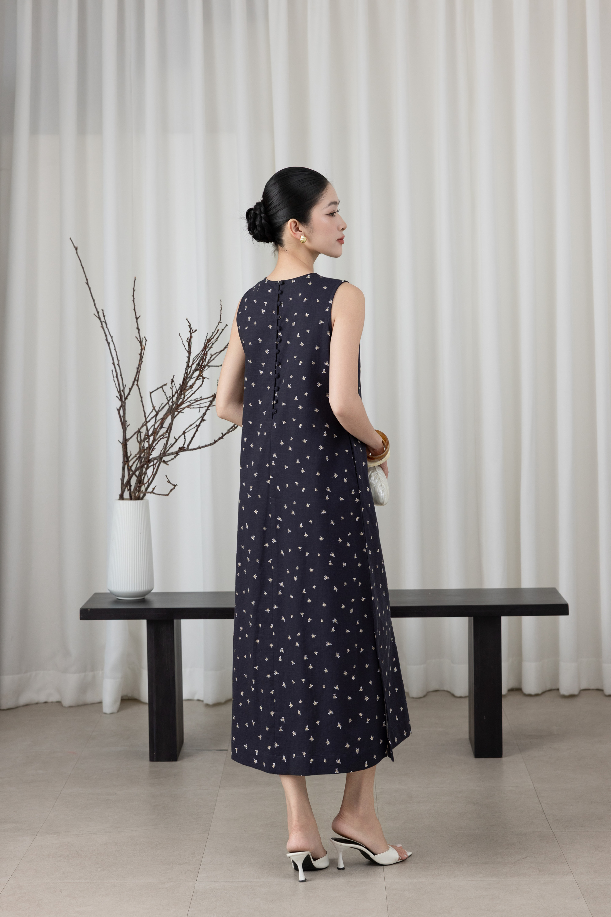 SWANLAKE | Váy Đầm Nữ Maxi Suông Sát Nách Xẻ Tà Linen Bông In Hoa Hè Cổ Tròn Có Túi Du Lịch D12380LW05