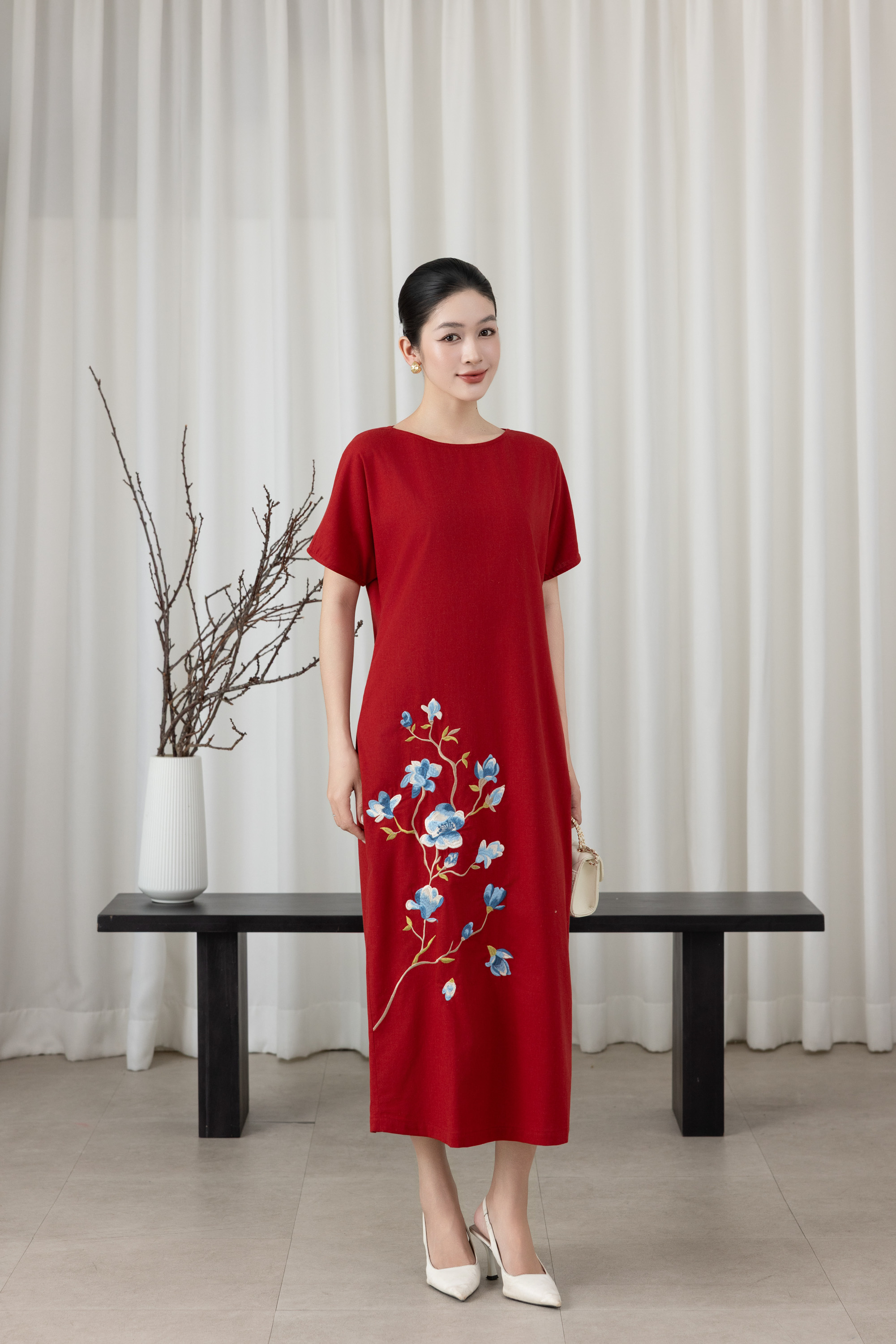 SWANLAKE | Váy Đầm Nữ Maxi Suông Tay Ngắn Cổ Tròn Vải Linen Thêu Hoa Có Túi Xẻ Tà Công Sở D13610LW01