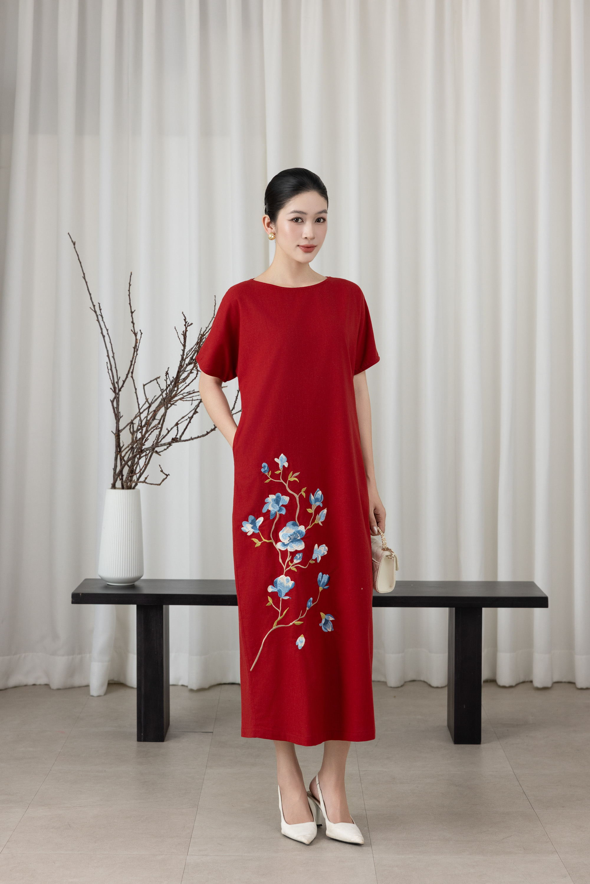 SWANLAKE | Váy Đầm Nữ Maxi Suông Tay Ngắn Cổ Tròn Vải Linen Thêu Hoa Có Túi Xẻ Tà Công Sở D13610LW01