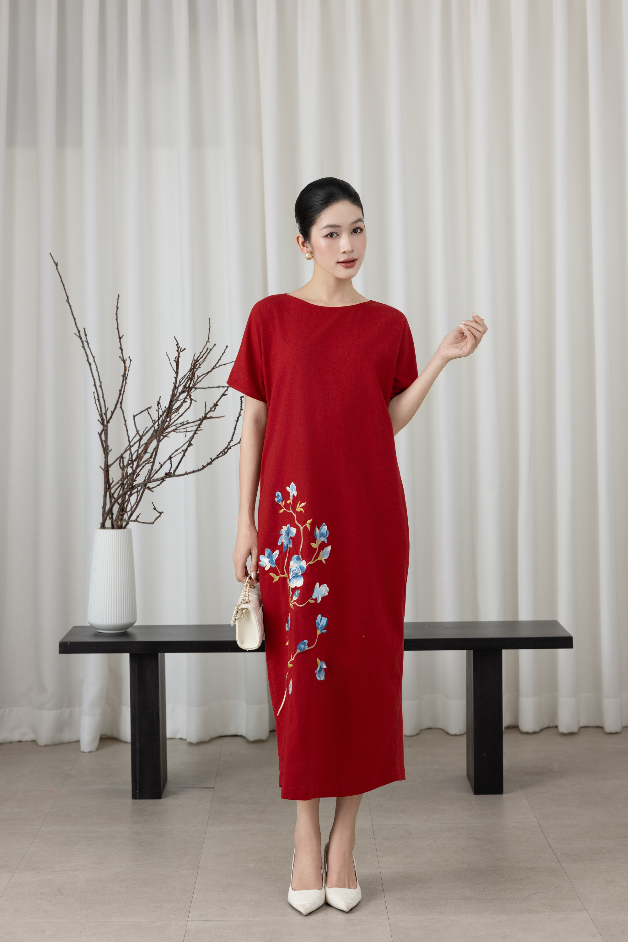 SWANLAKE | Váy Đầm Nữ Maxi Suông Tay Ngắn Cổ Tròn Vải Linen Thêu Hoa Có Túi Xẻ Tà Công Sở D13610LW01
