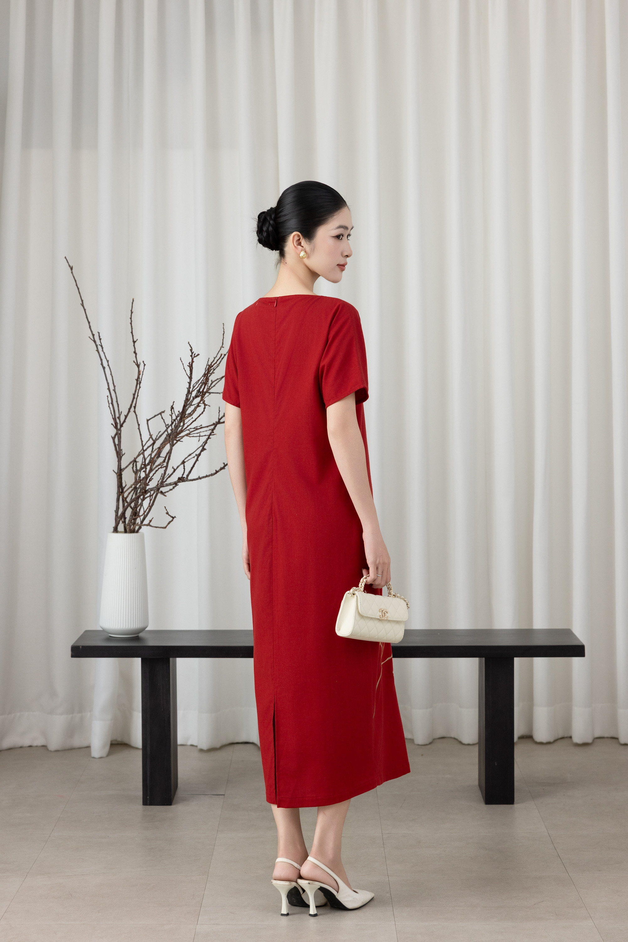 SWANLAKE | Váy Đầm Nữ Maxi Suông Tay Ngắn Cổ Tròn Vải Linen Thêu Hoa Có Túi Xẻ Tà Công Sở D13610LW01