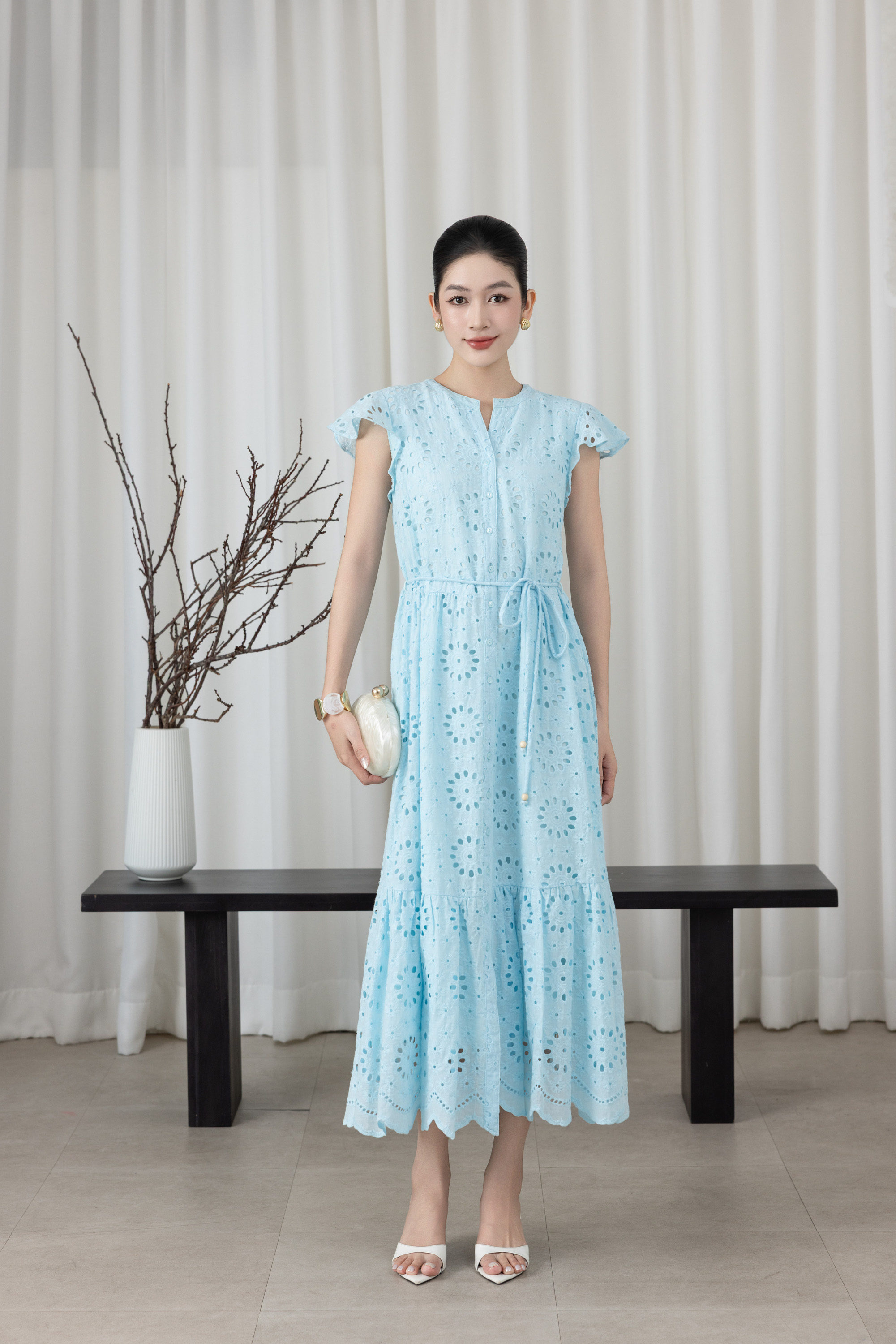 SWANLAKE | Váy Đầm Nữ Maxi Đuôi Cá Vải Cotton Thêu Đục Lỗ Cổ Trụ Cài Nút Dây Thắt Eo Công Sở D13658LW01