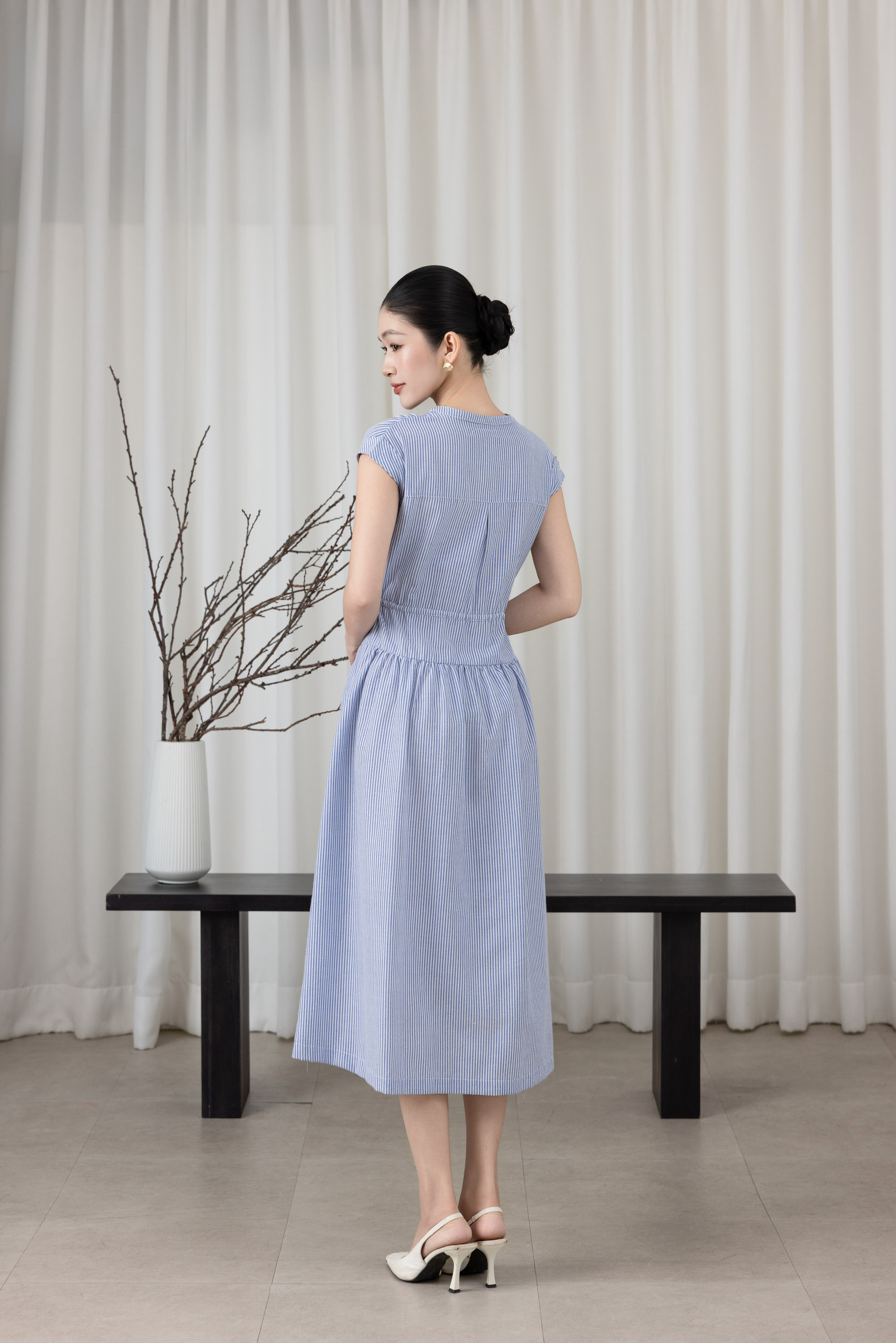 SWANLAKE | Váy Đầm Nữ Suông Vải Cotton Sọc Cổ Trụ Cài Nút Tay Hến Dây Thắt Eo Dạo Phố Hè D13659LW01