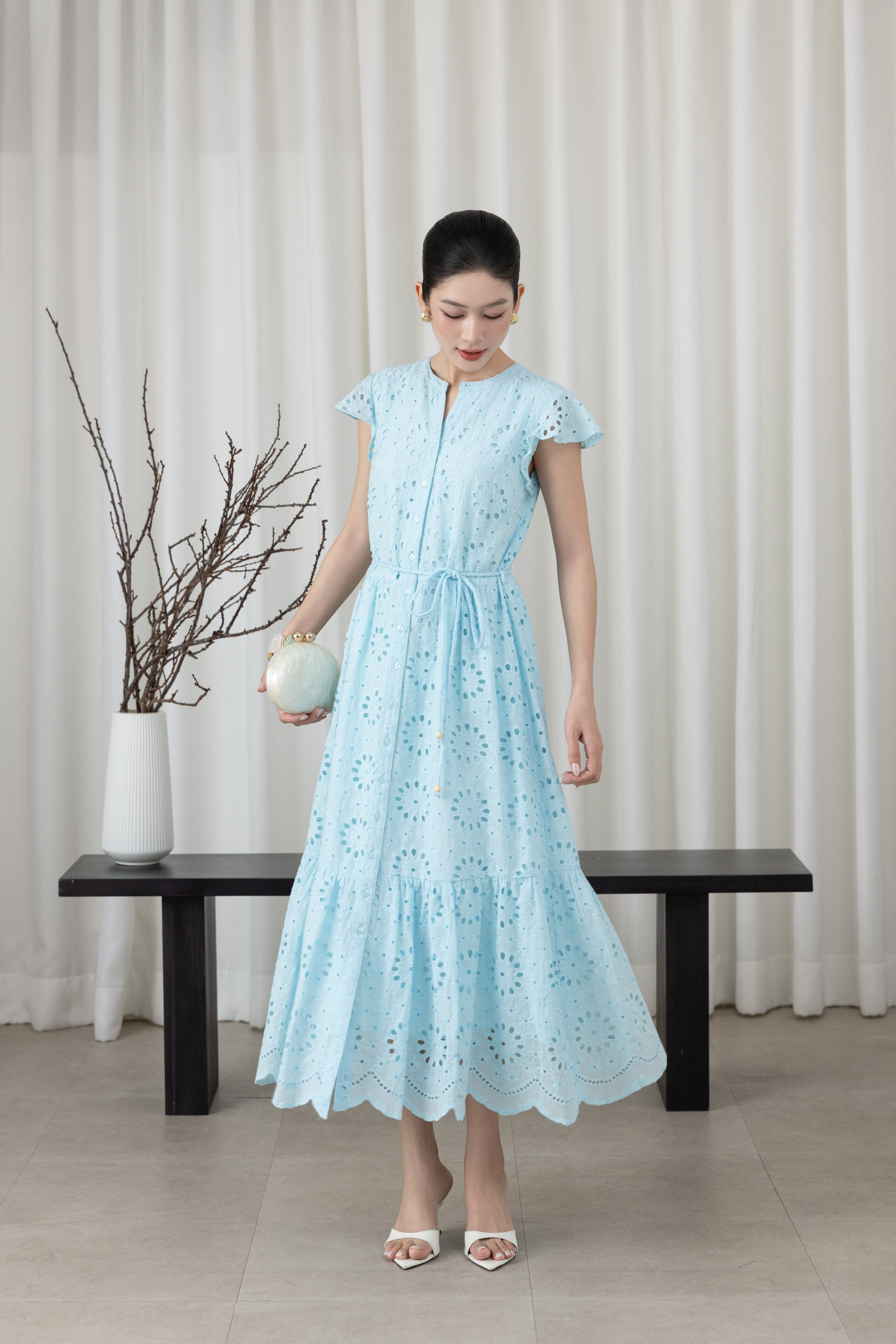 SWANLAKE | Váy Đầm Nữ Maxi Đuôi Cá Vải Cotton Thêu Đục Lỗ Cổ Trụ Cài Nút Dây Thắt Eo Công Sở D13658LW01