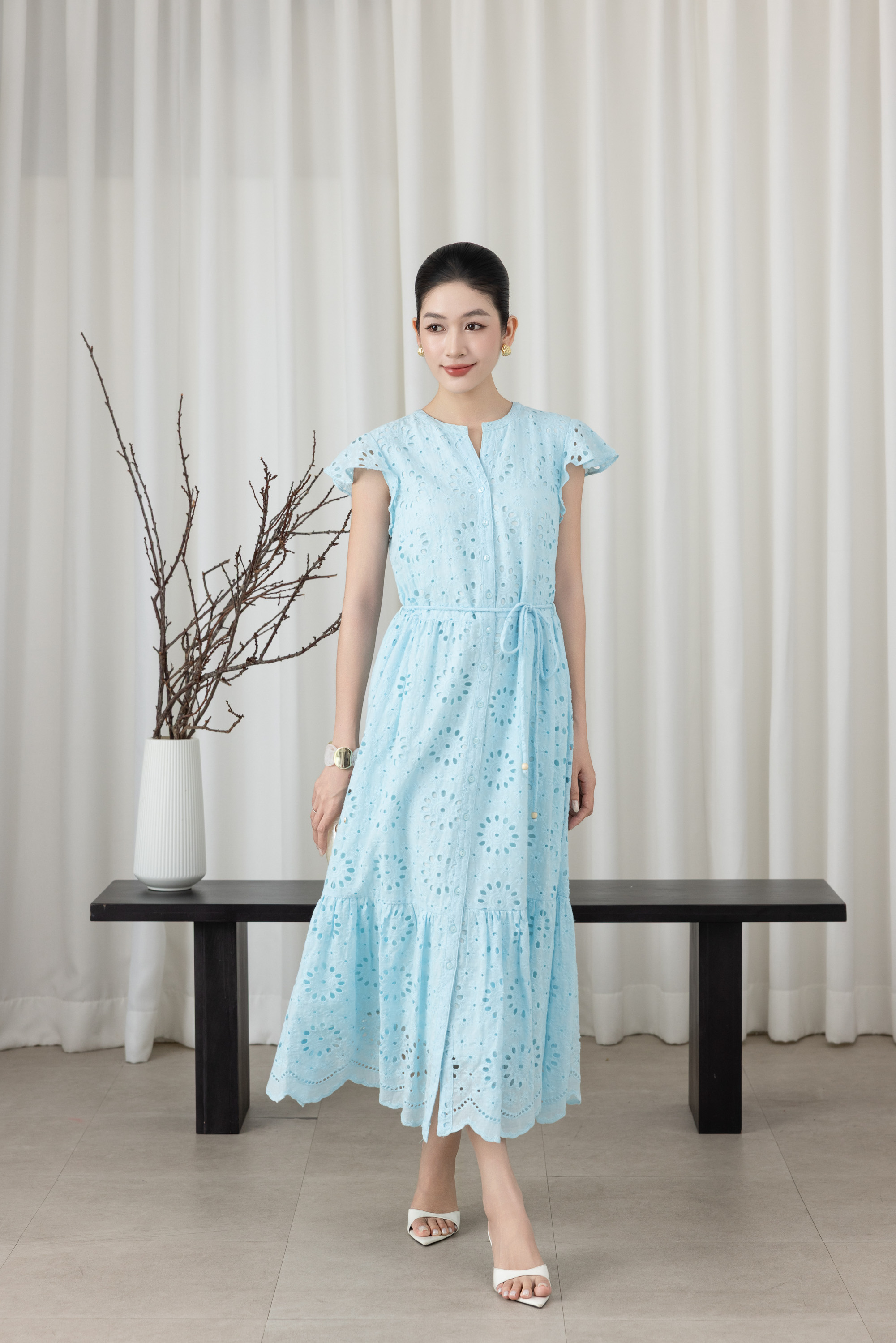 SWANLAKE | Váy Đầm Nữ Maxi Đuôi Cá Vải Cotton Thêu Đục Lỗ Cổ Trụ Cài Nút Dây Thắt Eo Công Sở D13658LW01