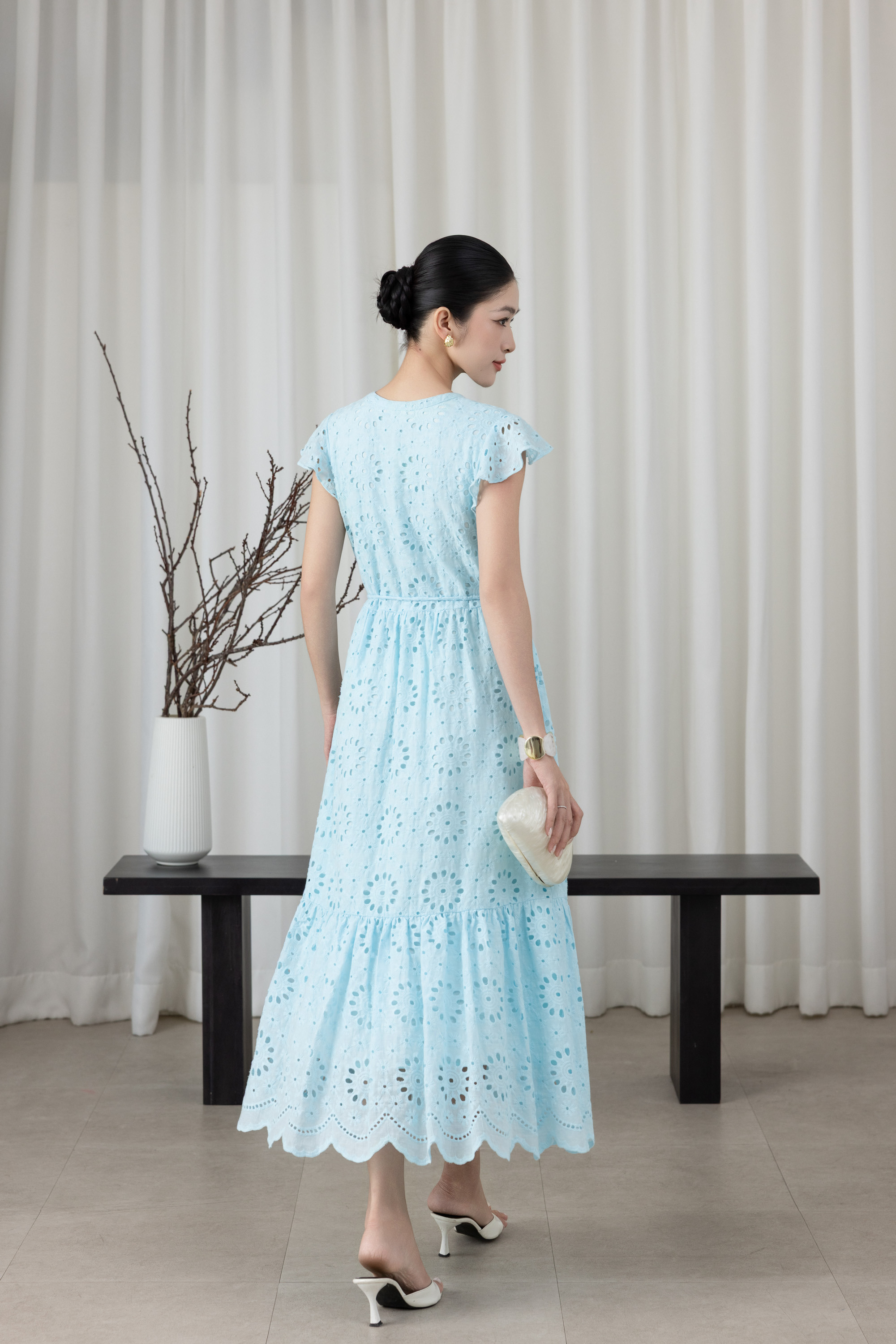 SWANLAKE | Váy Đầm Nữ Maxi Đuôi Cá Vải Cotton Thêu Đục Lỗ Cổ Trụ Cài Nút Dây Thắt Eo Công Sở D13658LW01
