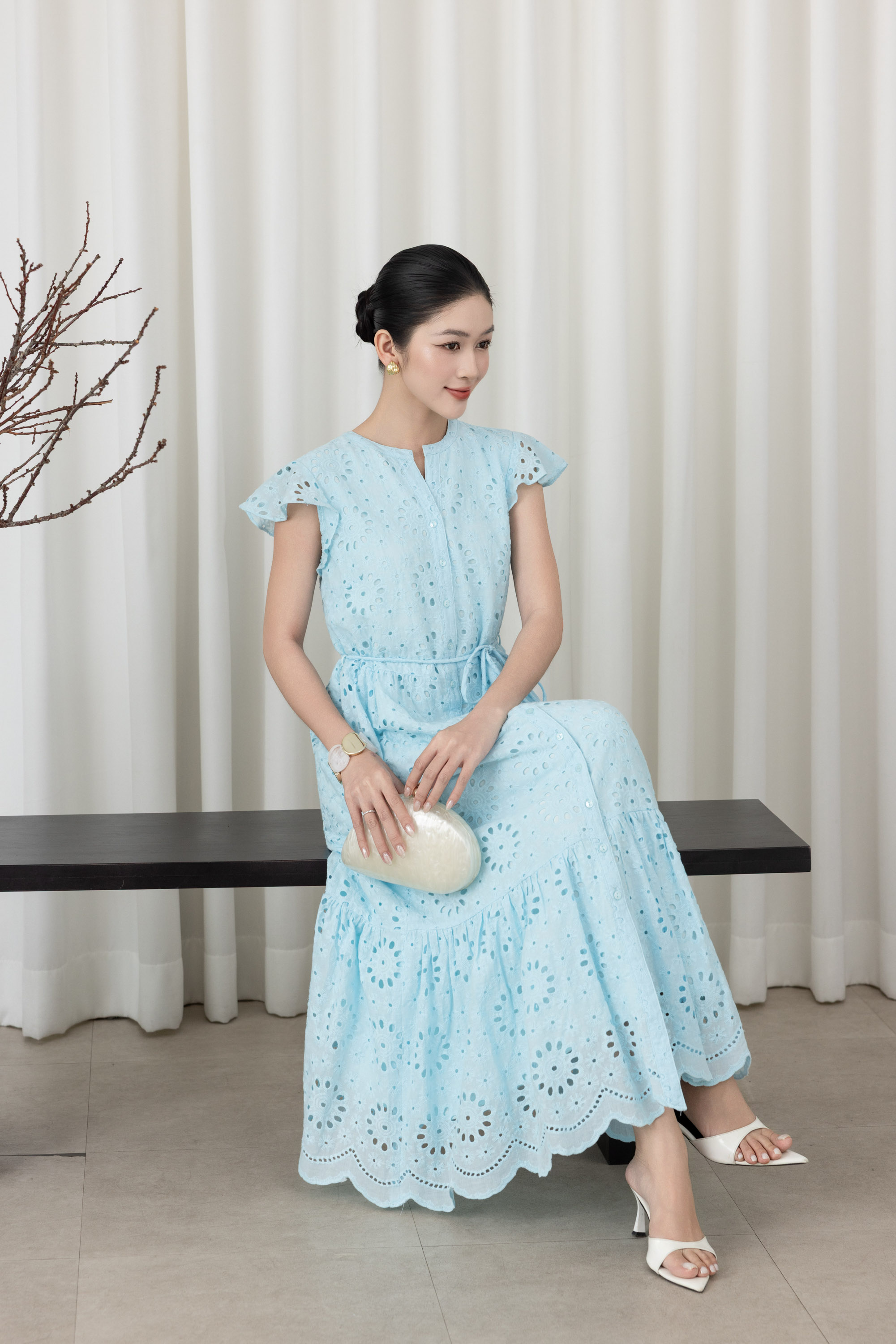 SWANLAKE | Váy Đầm Nữ Maxi Đuôi Cá Vải Cotton Thêu Đục Lỗ Cổ Trụ Cài Nút Dây Thắt Eo Công Sở D13658LW01