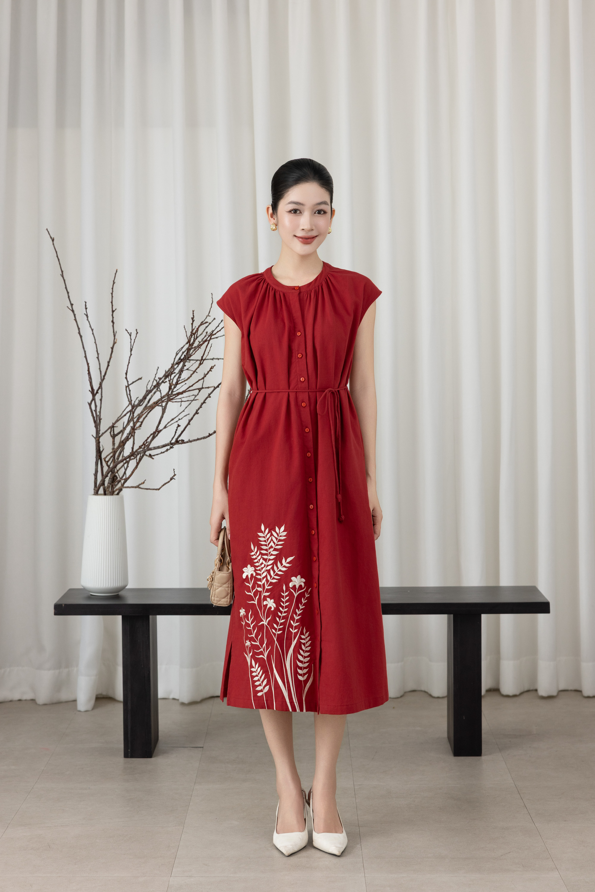 SWANLAKE | Váy Đầm Nữ Midi Cổ Chữ V Dây Thắt Eo Vải Linen Thêu Hoa Cài Nút Xẻ Tà Đi Biển D13519LW01