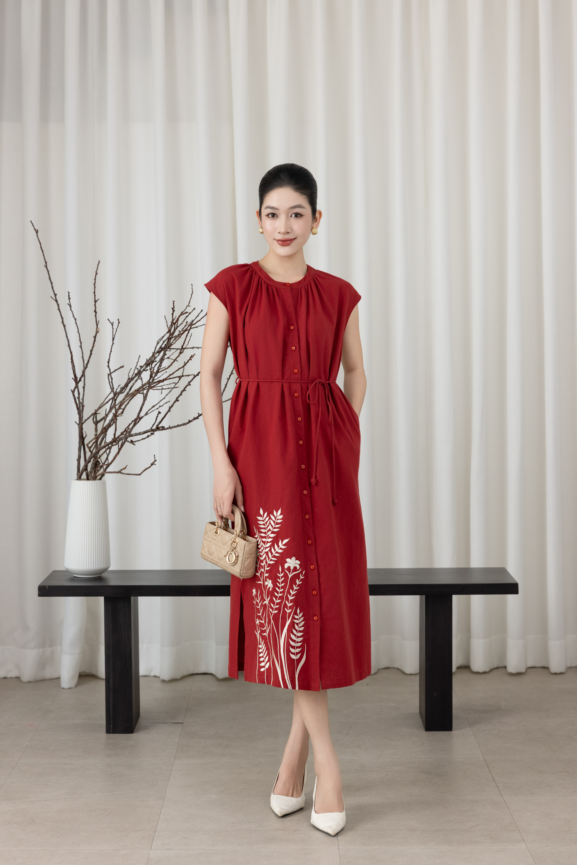 SWANLAKE | Váy Đầm Nữ Midi Cổ Chữ V Dây Thắt Eo Vải Linen Thêu Hoa Cài Nút Xẻ Tà Đi Biển D13519LW01