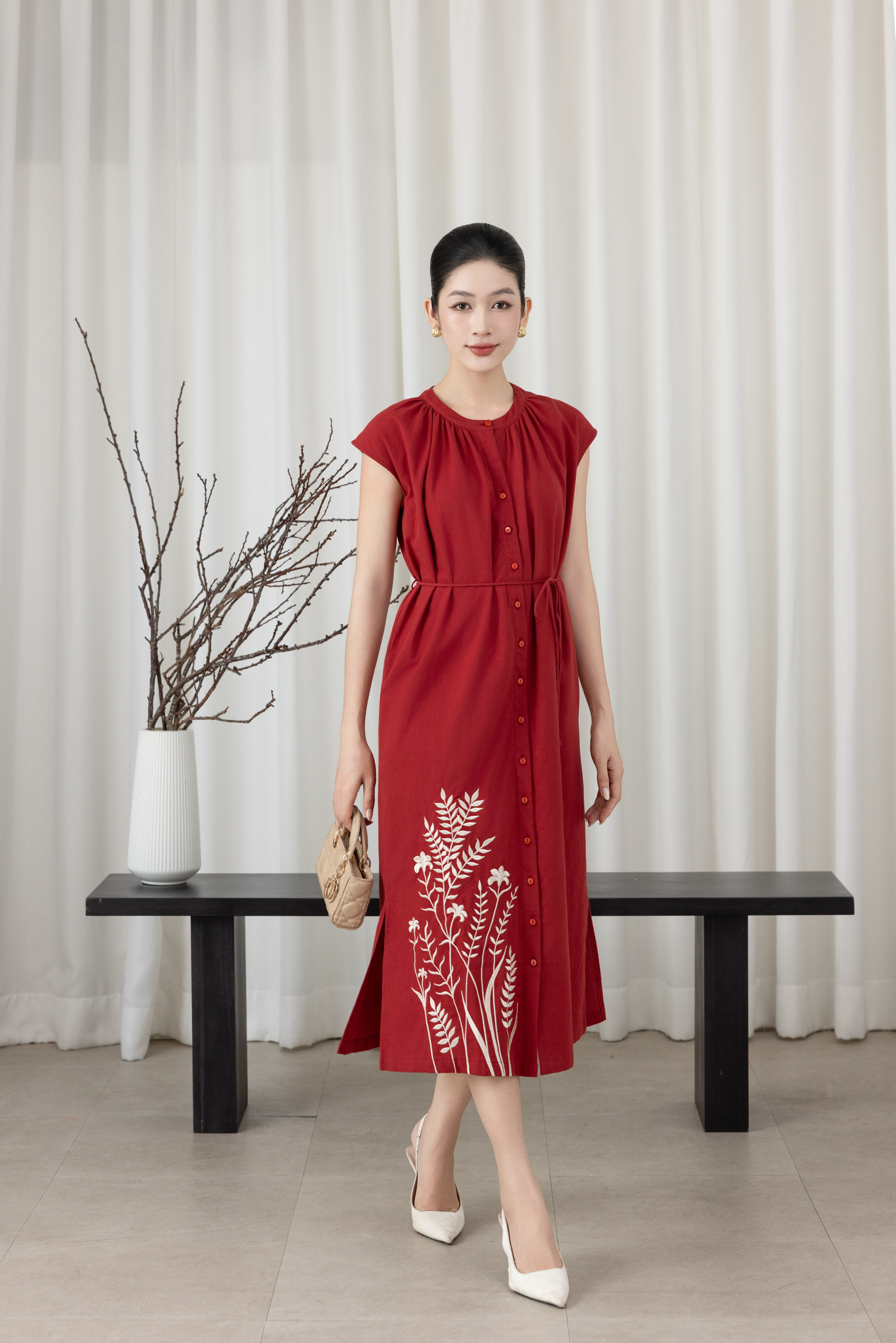 SWANLAKE | Váy Đầm Nữ Midi Cổ Chữ V Dây Thắt Eo Vải Linen Thêu Hoa Cài Nút Xẻ Tà Đi Biển D13519LW01