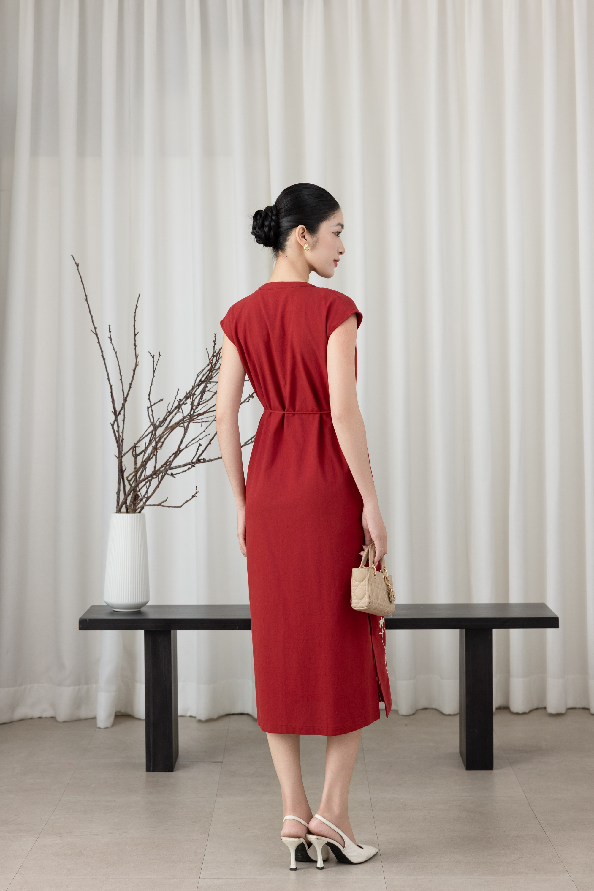 SWANLAKE | Váy Đầm Nữ Midi Cổ Chữ V Dây Thắt Eo Vải Linen Thêu Hoa Cài Nút Xẻ Tà Đi Biển D13519LW01