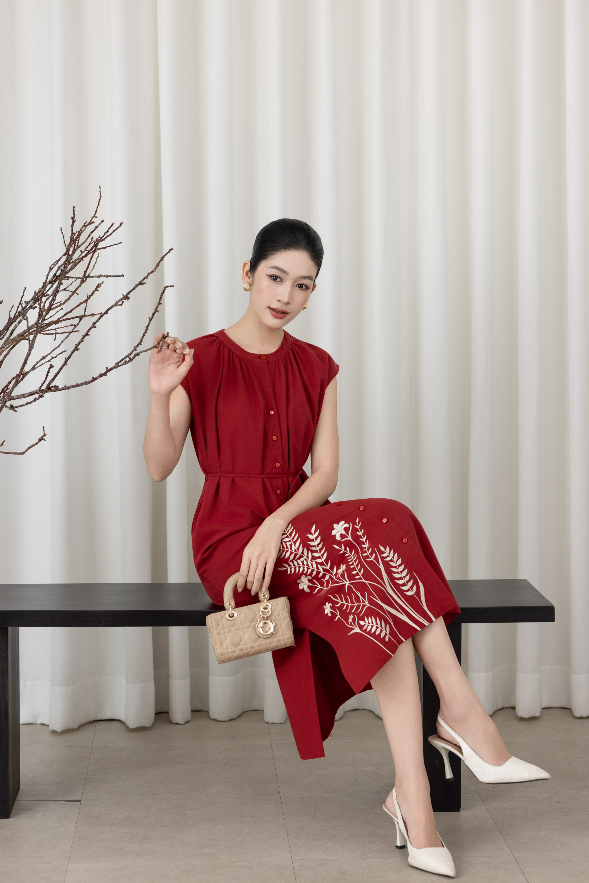 SWANLAKE | Váy Đầm Nữ Midi Cổ Chữ V Dây Thắt Eo Vải Linen Thêu Hoa Cài Nút Xẻ Tà Đi Biển D13519LW01