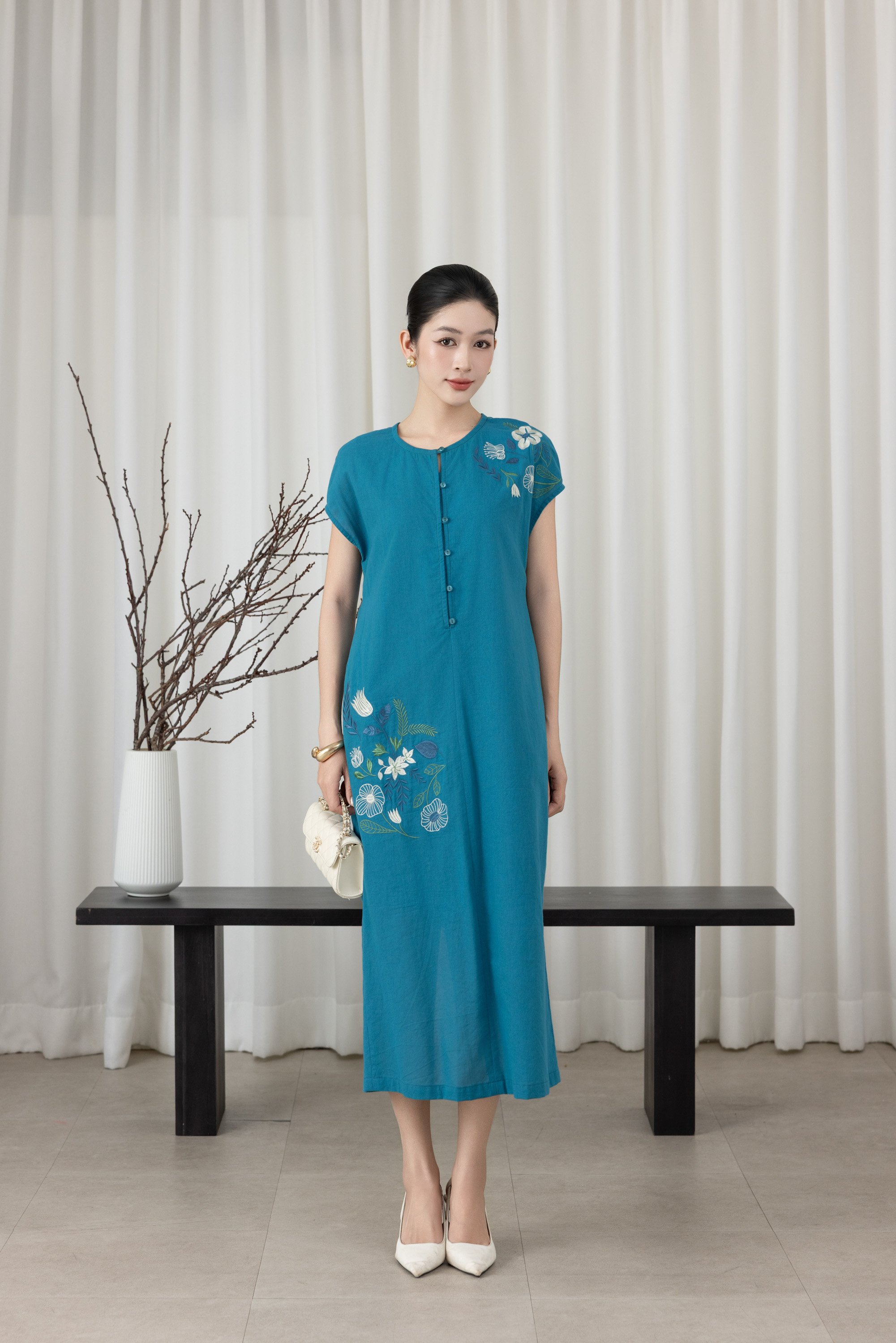 SWANLAKE | Váy Đầm Nữ Maxi Suông Tay Ngắn Cổ Tròn Cài Nút Vải Linen Thêu Hoa Có Túi Công Sở D13570LW01
