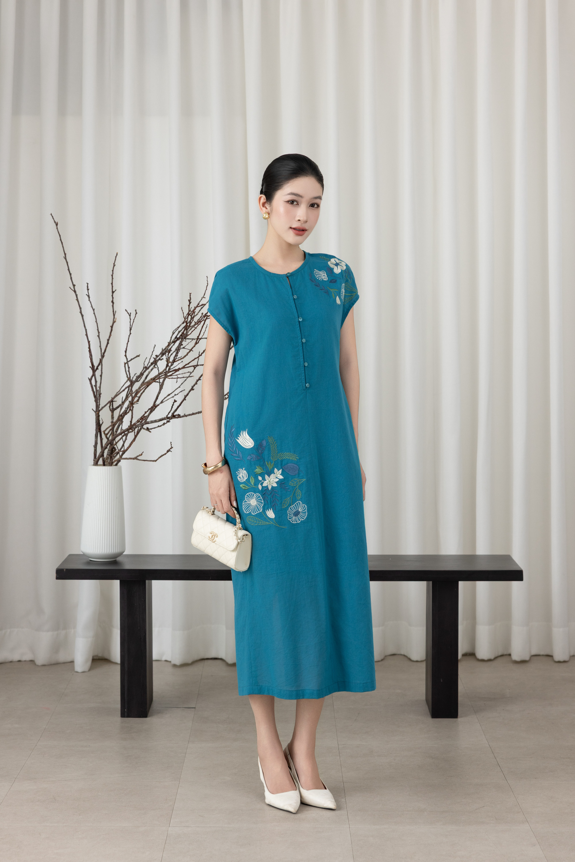 SWANLAKE | Váy Đầm Nữ Maxi Suông Tay Ngắn Cổ Tròn Cài Nút Vải Linen Thêu Hoa Có Túi Công Sở D13570LW01