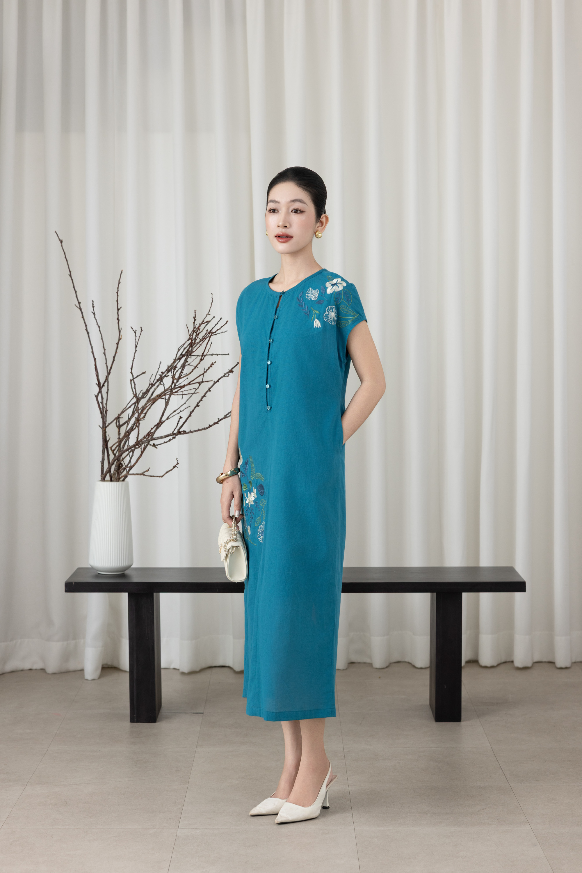 SWANLAKE | Váy Đầm Nữ Maxi Suông Tay Ngắn Cổ Tròn Cài Nút Vải Linen Thêu Hoa Có Túi Công Sở D13570LW01
