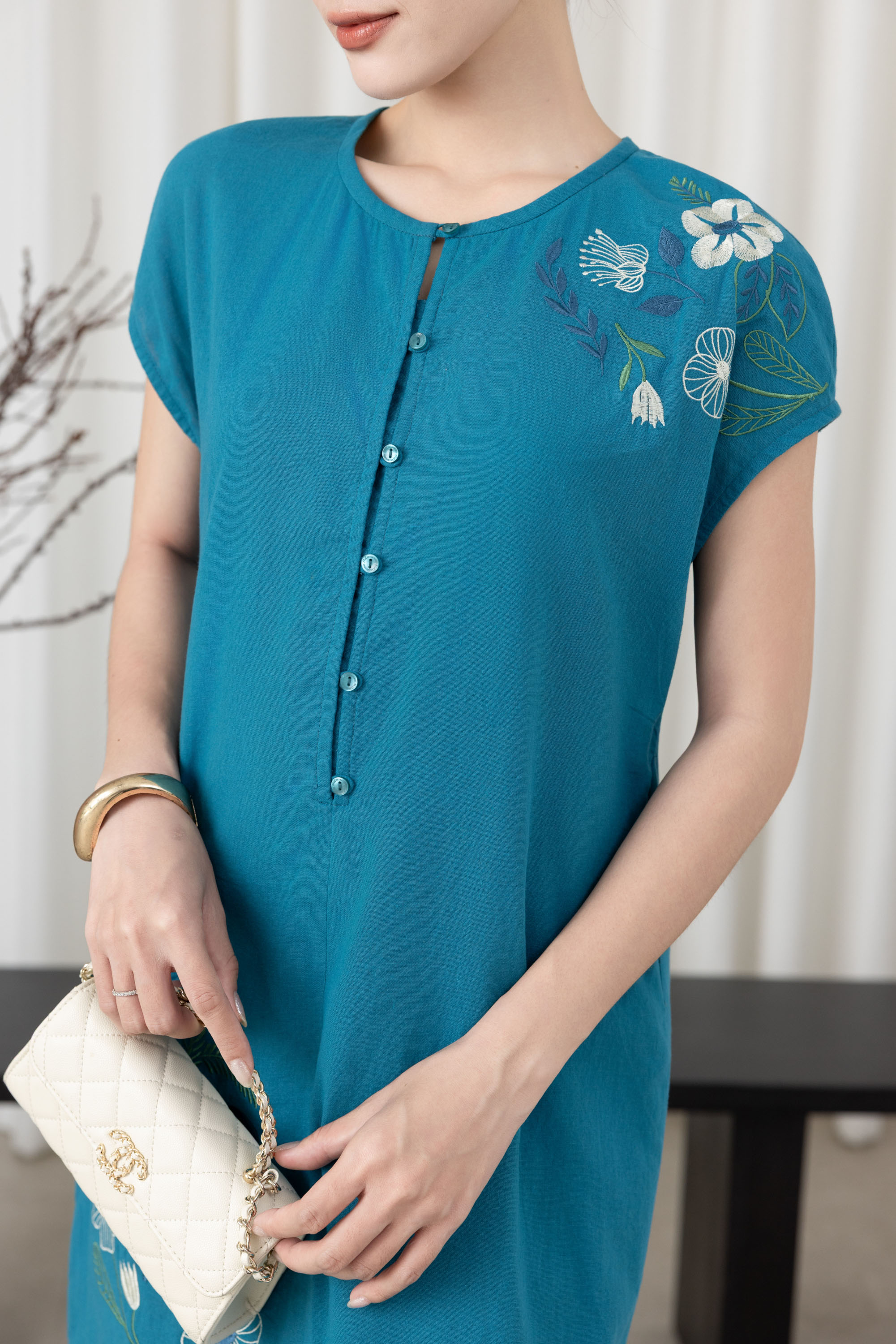 SWANLAKE | Váy Đầm Nữ Maxi Suông Tay Ngắn Cổ Tròn Cài Nút Vải Linen Thêu Hoa Có Túi Công Sở D13570LW01