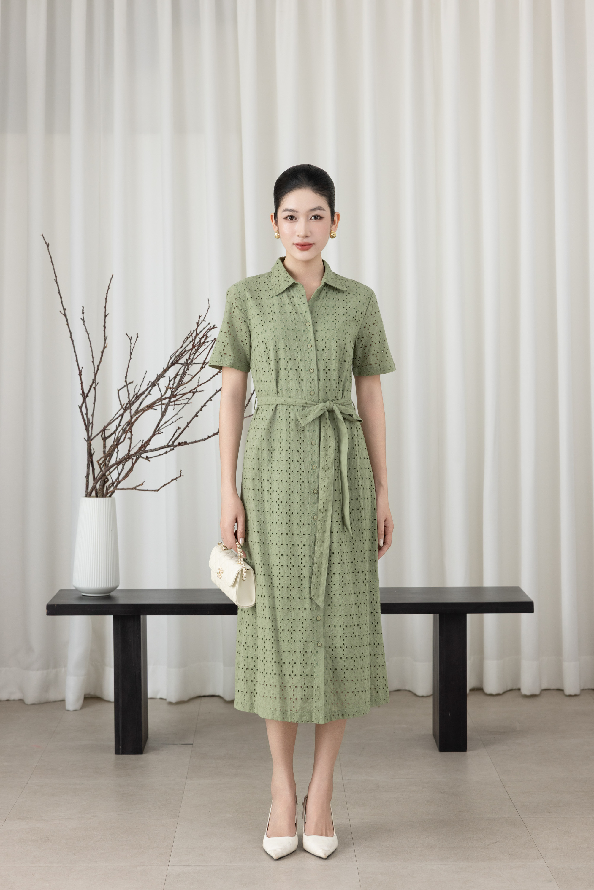 SWANLAKE | Váy Đầm Nữ Suông Vải Cotton Thêu Đục Lỗ Cổ Sơ Mi Tay Ngắn Dây Thắt Eo Công Sở D13483LW01