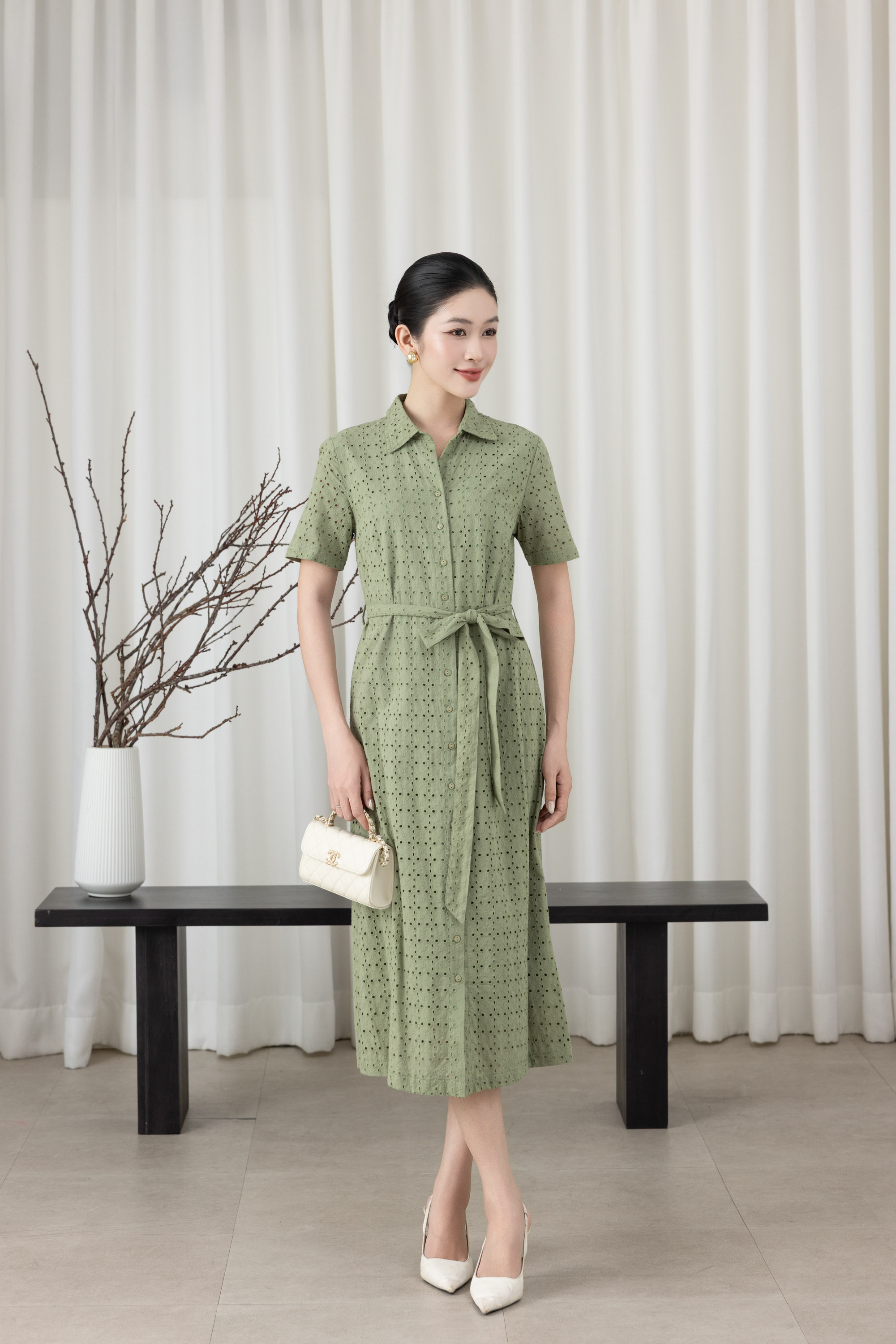 SWANLAKE | Váy Đầm Nữ Suông Vải Cotton Thêu Đục Lỗ Cổ Sơ Mi Tay Ngắn Dây Thắt Eo Công Sở D13483LW01
