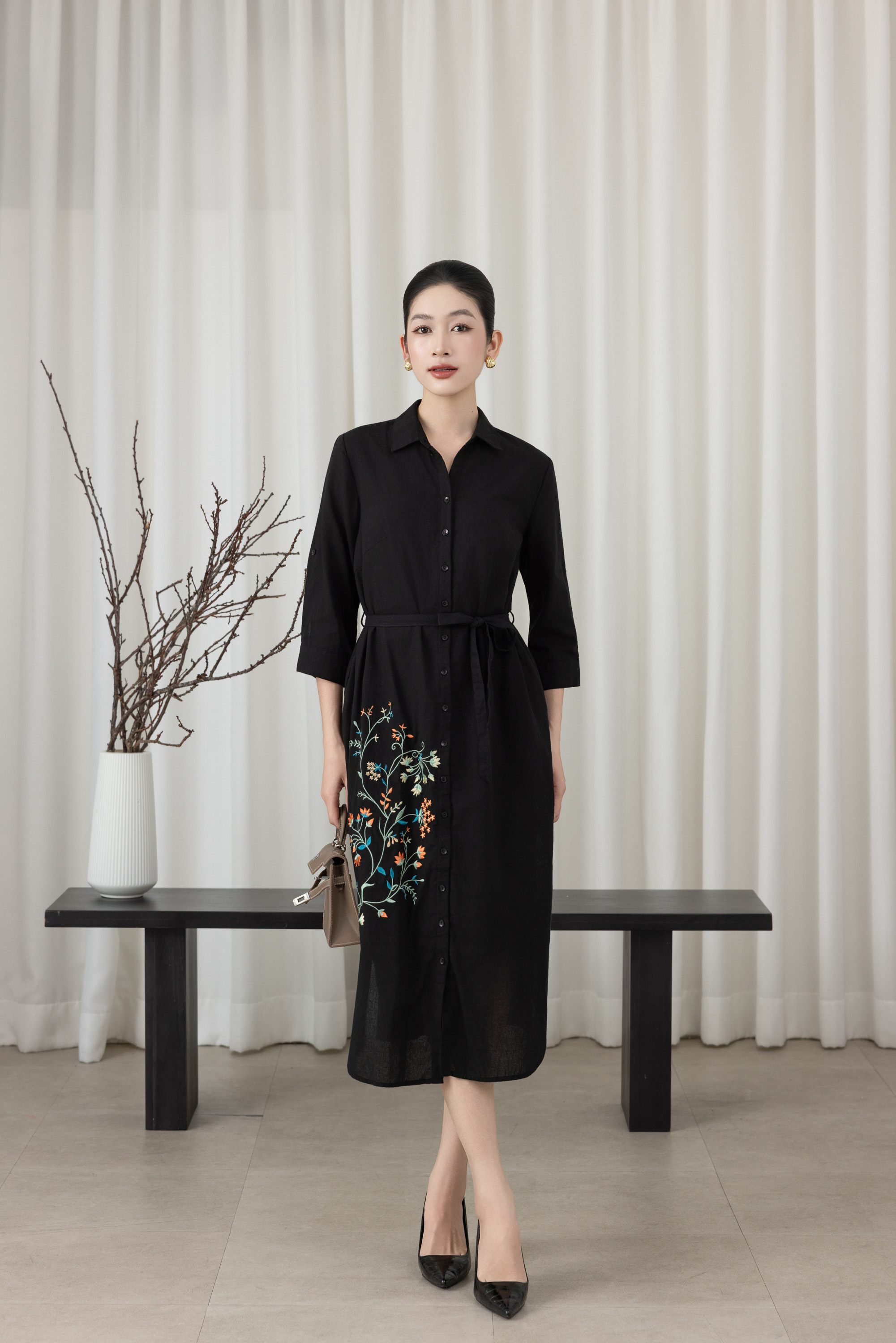 SWANLAKE | Váy Đầm Nữ Suông Vải Linen Thêu Hoa Cổ Sơ Mi Cài Nút Tay Lỡ Dây Thắt Eo Công Sở D13577LW01