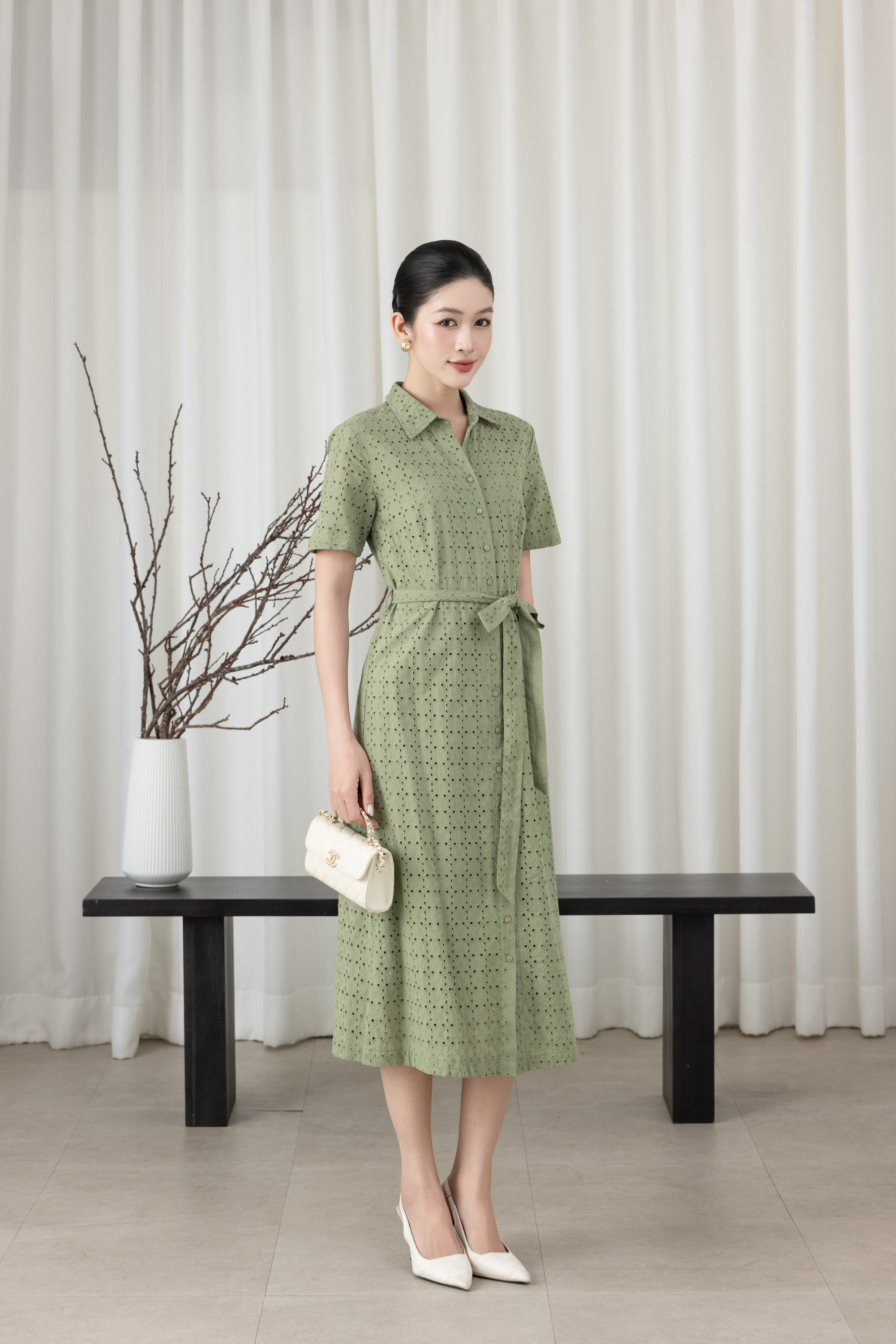 SWANLAKE | Váy Đầm Nữ Suông Vải Cotton Thêu Đục Lỗ Cổ Sơ Mi Tay Ngắn Dây Thắt Eo Công Sở D13483LW01