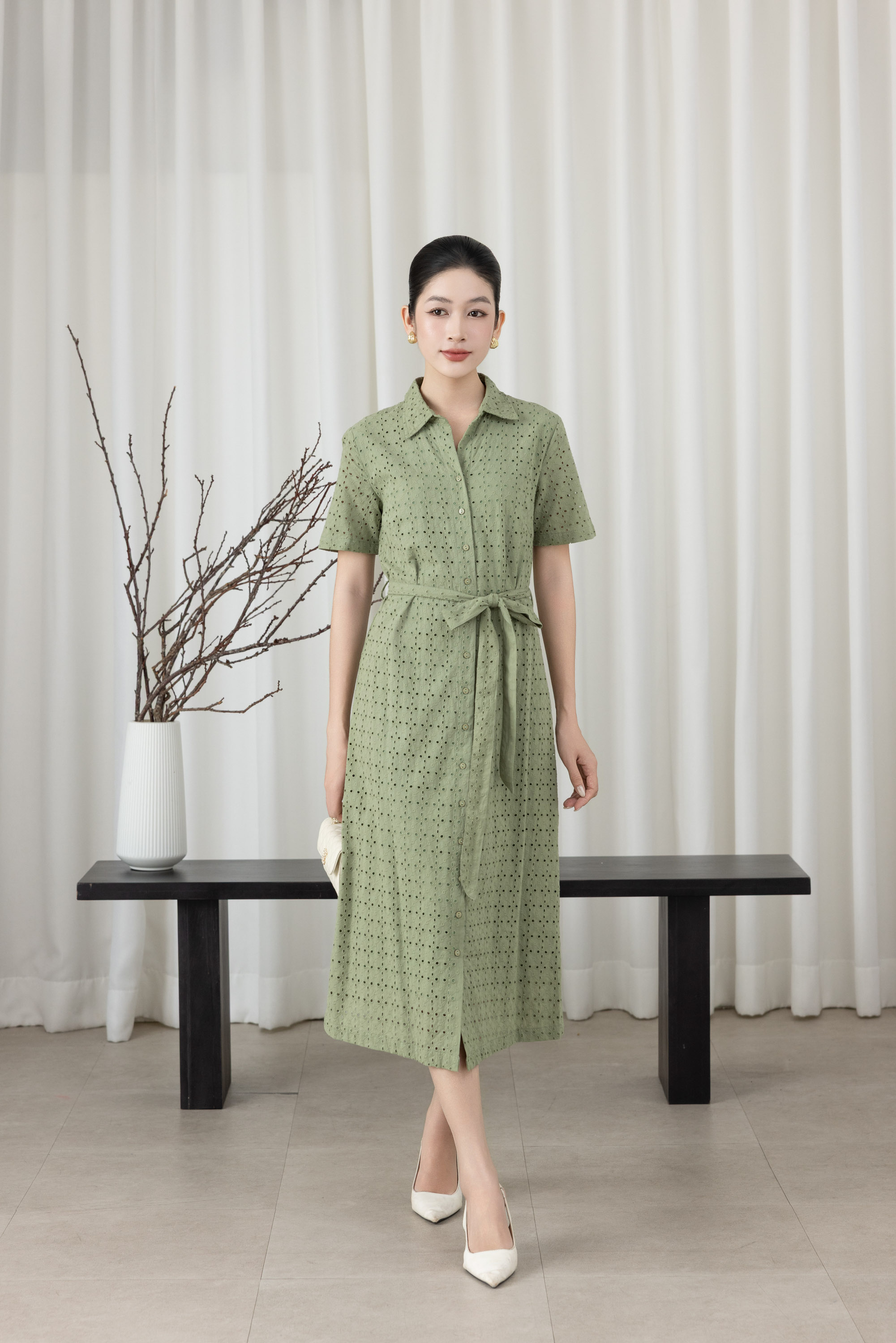 SWANLAKE | Váy Đầm Nữ Suông Vải Cotton Thêu Đục Lỗ Cổ Sơ Mi Tay Ngắn Dây Thắt Eo Công Sở D13483LW01