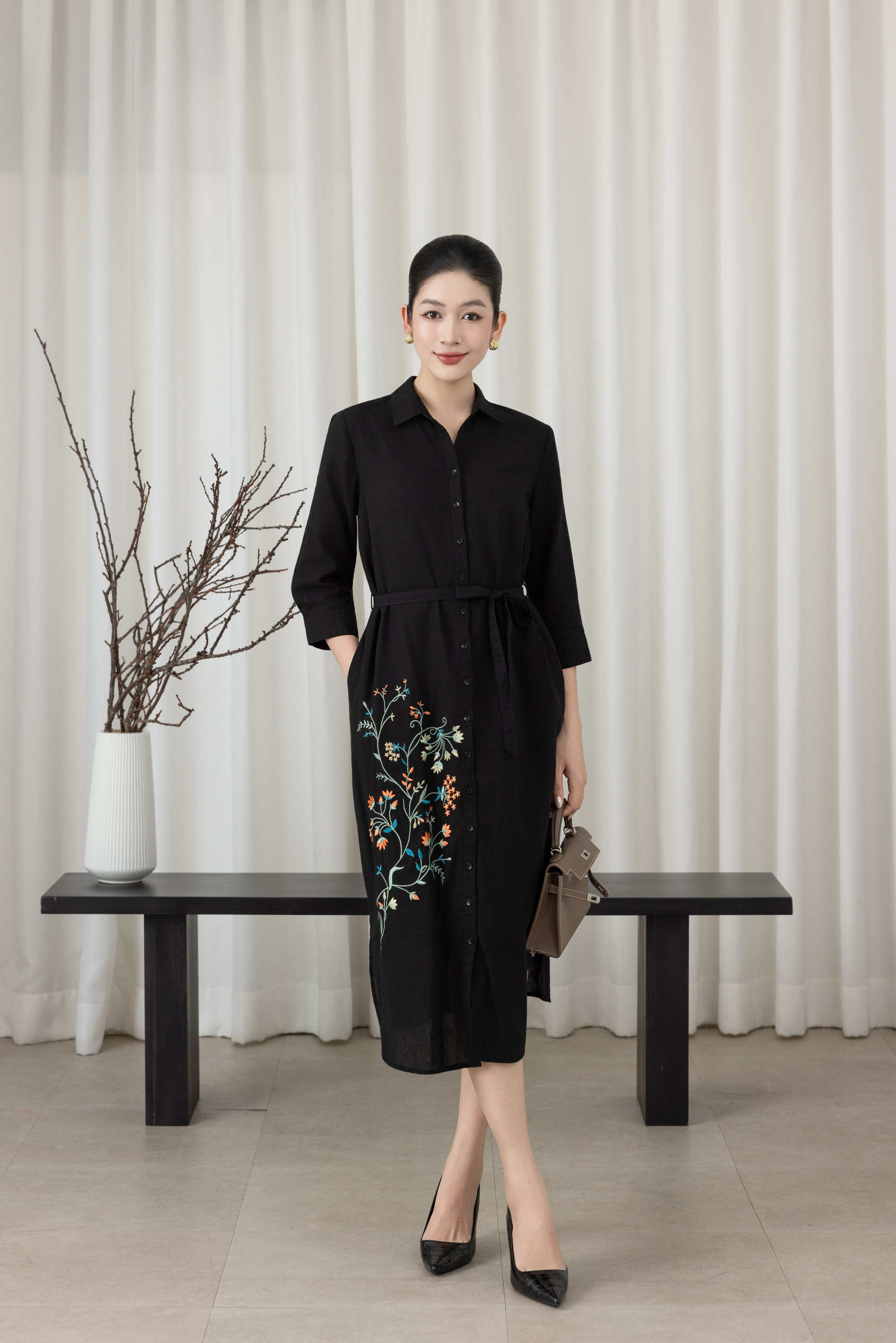 SWANLAKE | Váy Đầm Nữ Suông Vải Linen Thêu Hoa Cổ Sơ Mi Cài Nút Tay Lỡ Dây Thắt Eo Công Sở D13577LW01