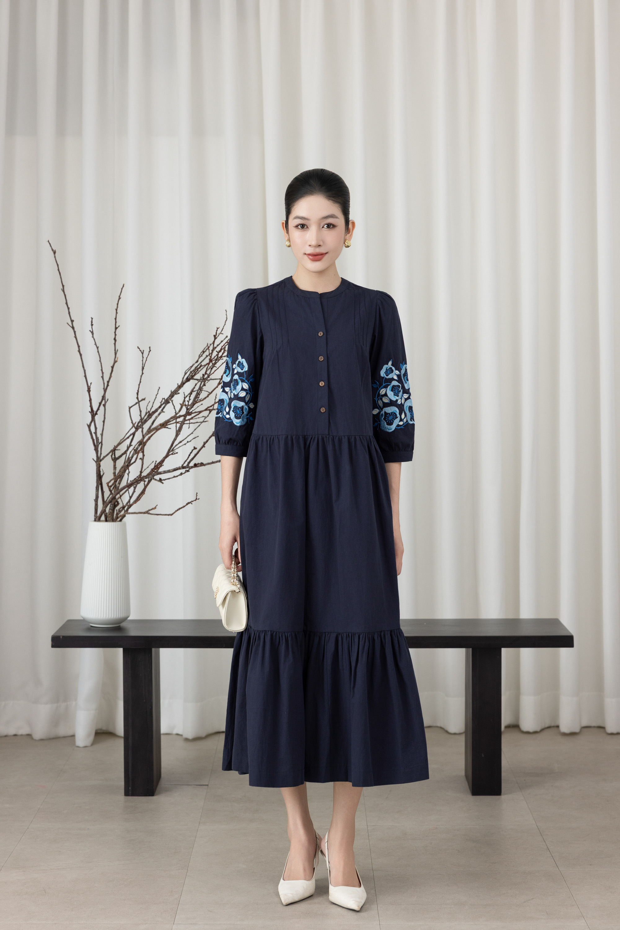 Đầm Maxi Đuôi Cá Xòe Cotton Tay Lỡ Thêu Hoa Cổ Trụ D13567LW01