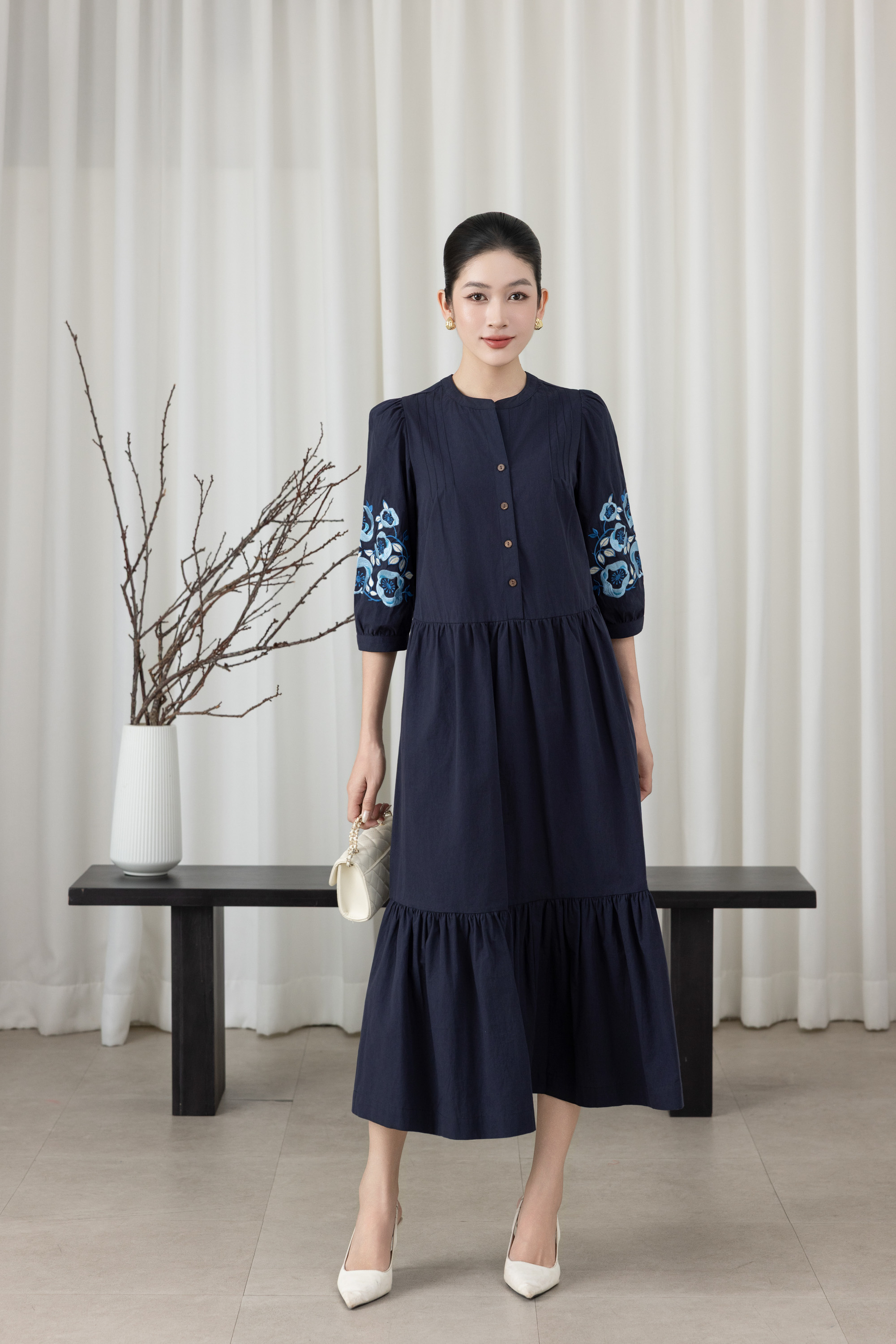 SWANLAKE | Váy Đầm Nữ Maxi Đuôi Cá Xòe Vải Cotton Tay Lỡ Thêu Hoa Cổ Trụ Cài Nút Công Sở D13567LW01