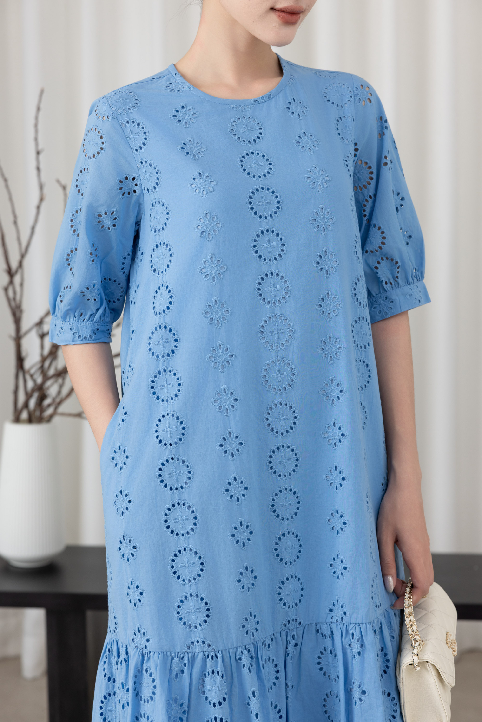 SWANLAKE | Váy Đầm Nữ Maxi Suông Đuôi Cá Vải Cotton Thêu Đục Lỗ 2 Lớp Có Túi Du Lịch Đi Biển D11522LW07