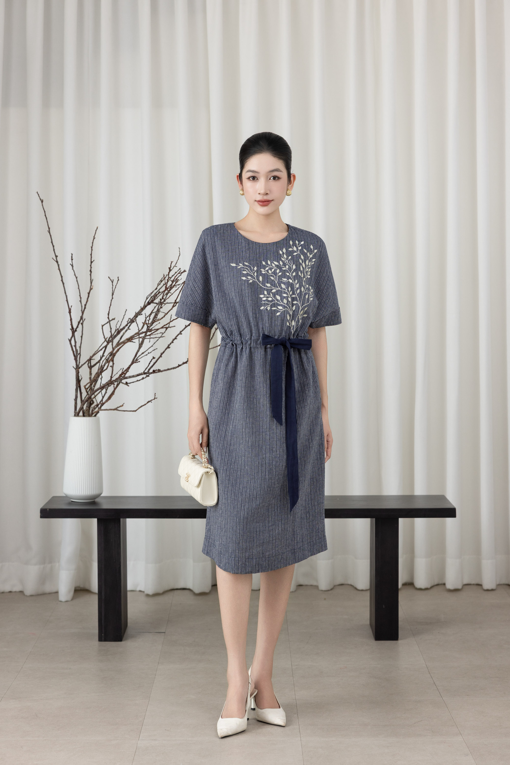 SWANLAKE | Váy Đầm Nữ Midi Tay Ngắn Thêu Hoa Linen Sọc Cổ Tròn Dây Rút Thắt Eo Công Sở D13612LW01