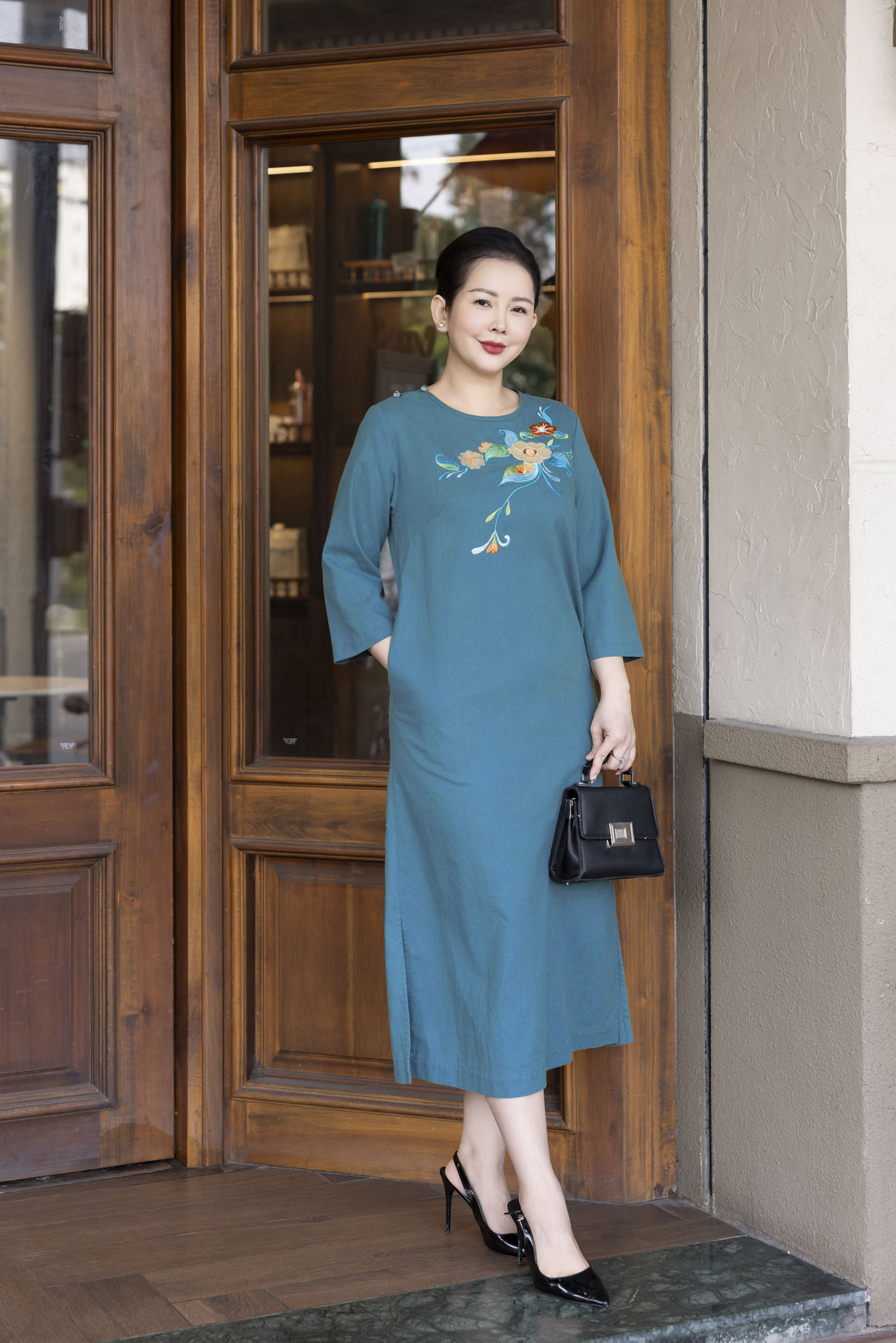 SWANLAKE | Váy Đầm Nữ Suông Vải Linen Thêu Hoa Cổ Tròn Tay Lỡ Có Túi Công Sở Thanh Lịch D13239LW01