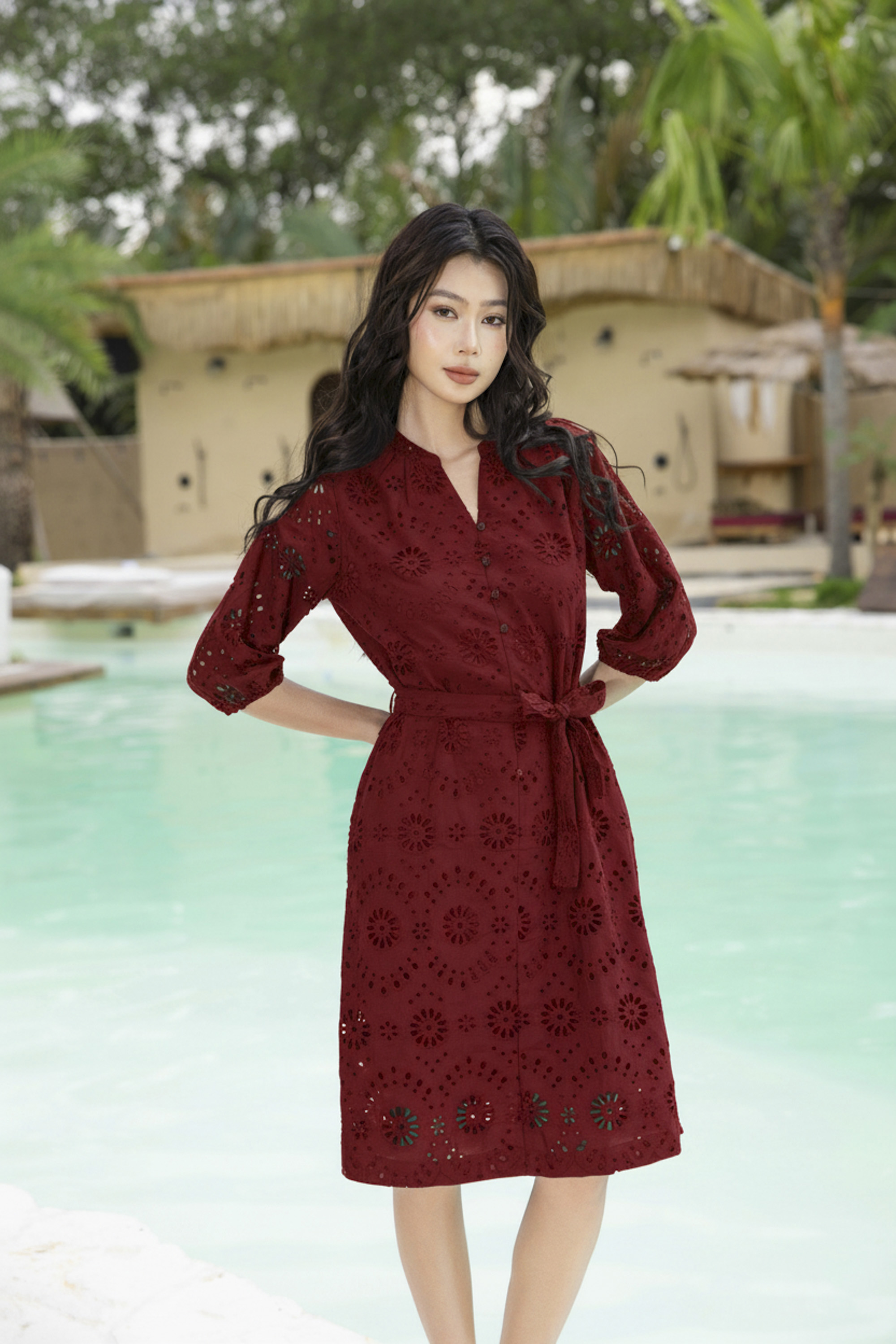 SWANLAKE | Váy Đầm Nữ Suông Cô Trụ Cài Nút Dây Thắt Eo Cotton Thêu Đục Lỗ Tay Bí Lỡ Có Túi D12671LW01