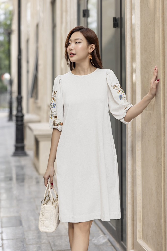 Đầm Linen Thêu 2 Bên cánh Tay Swanlake - D11725LW01