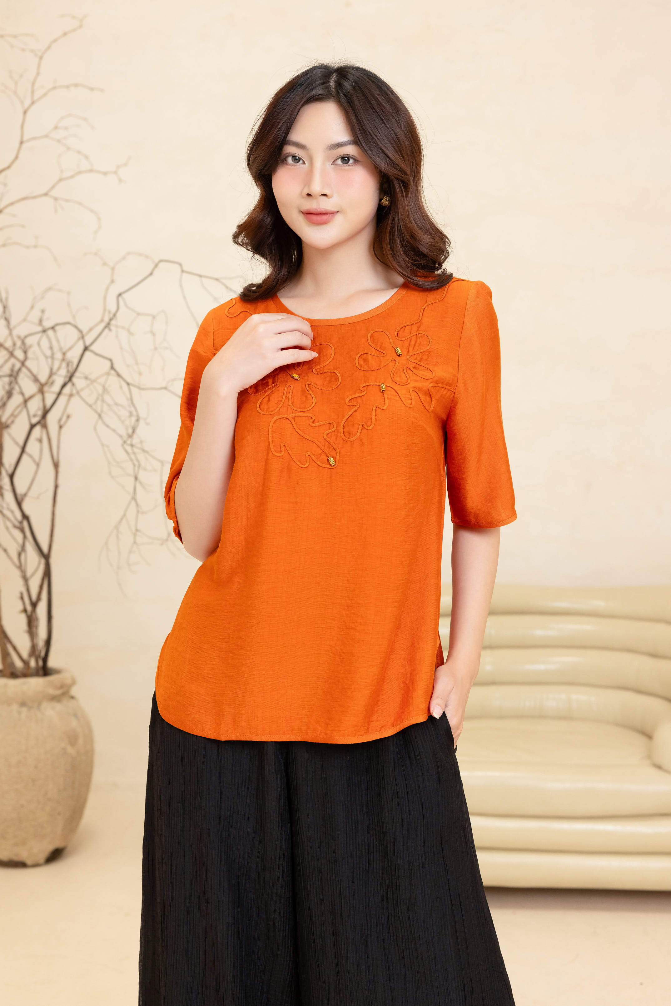 M-Collection - Áo Kiểu Thêu Hoa Chất Liệu Vải Lụa Hàn - A11827LW01