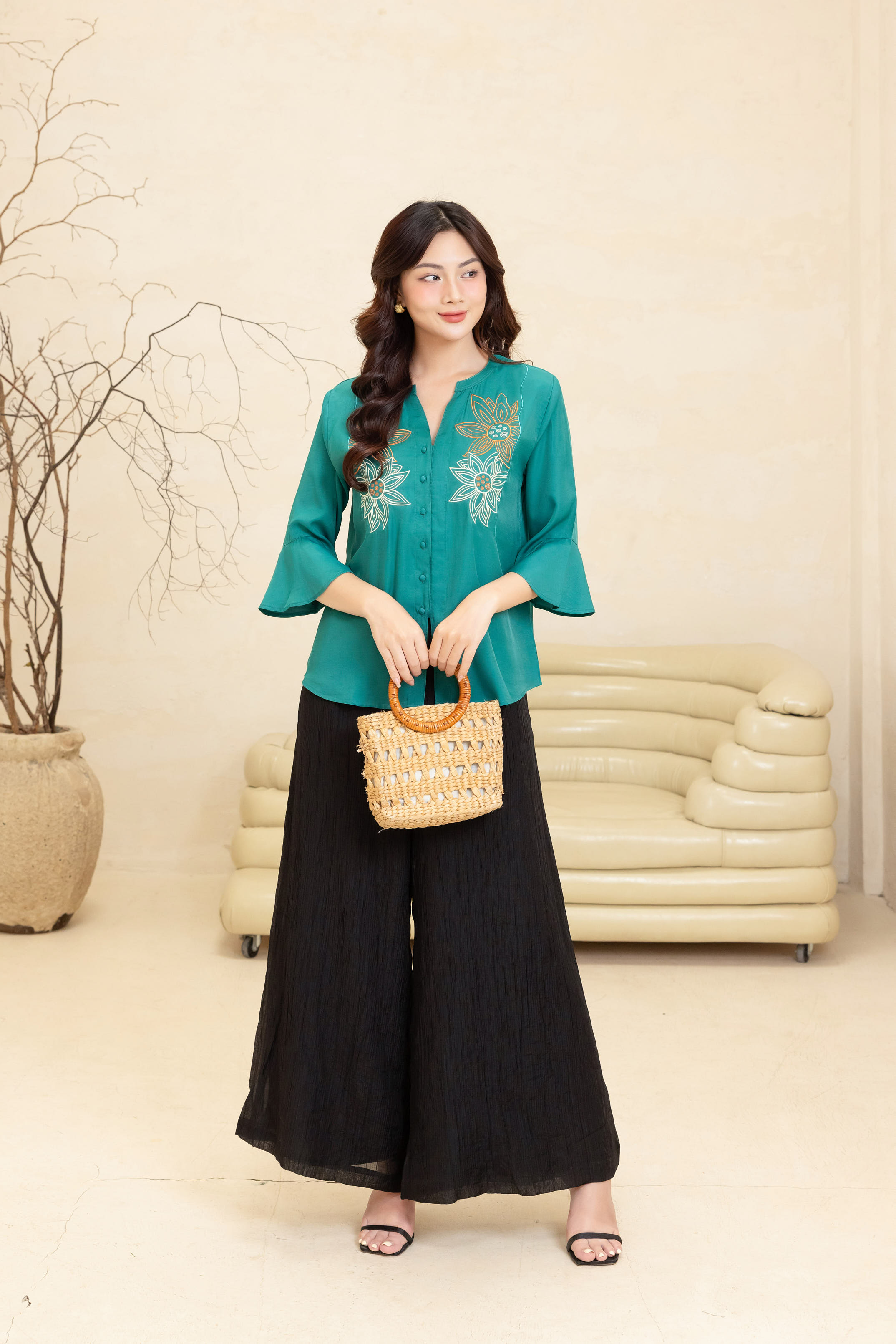 M-Collection - Áo Cổ Trụ Thêu Hoa Tay Dài Chất Liệu Vải Taffta - A12043LW01