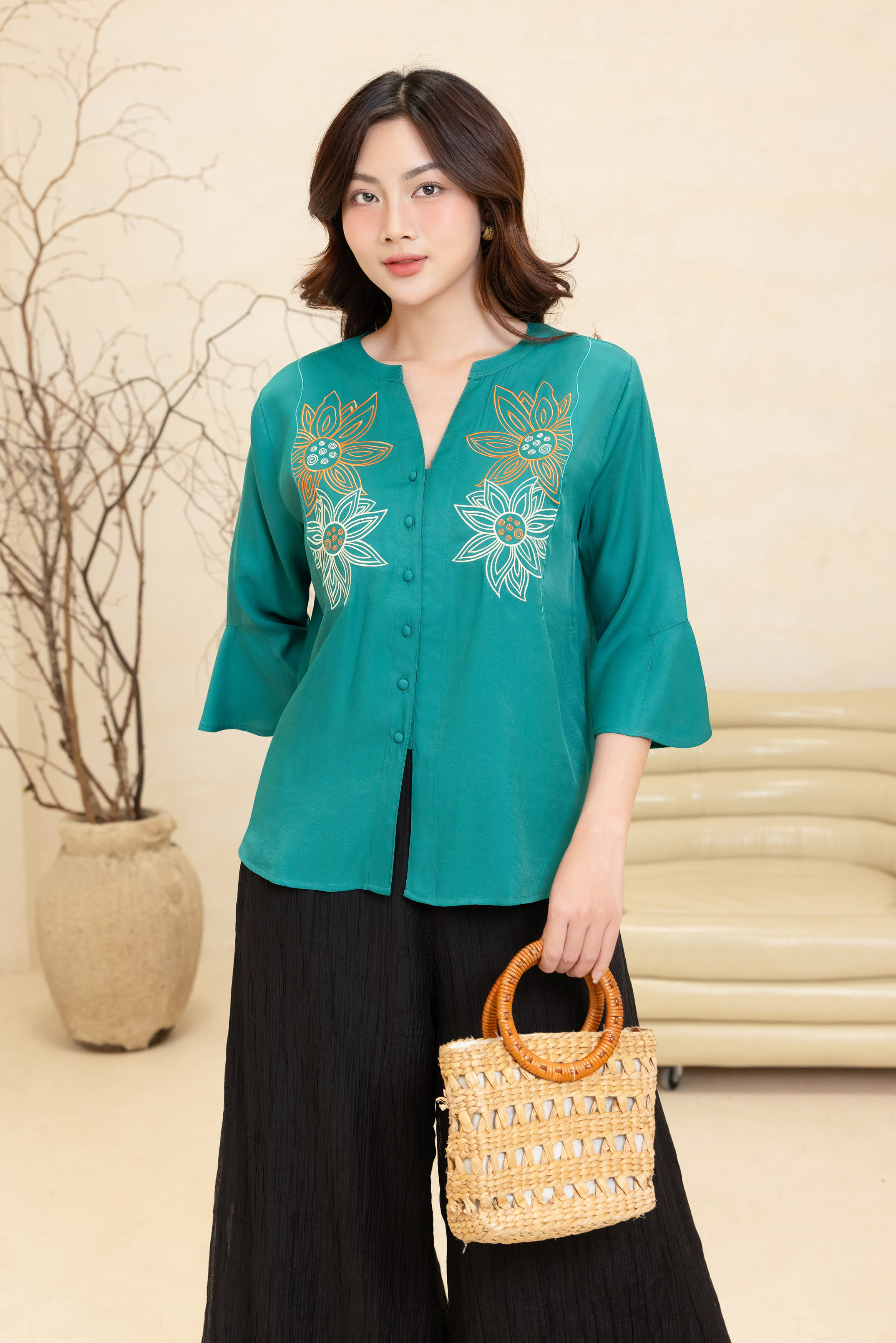M-Collection - Áo Cổ Trụ Thêu Hoa Tay Dài Chất Liệu Vải Taffta - A12043LW01